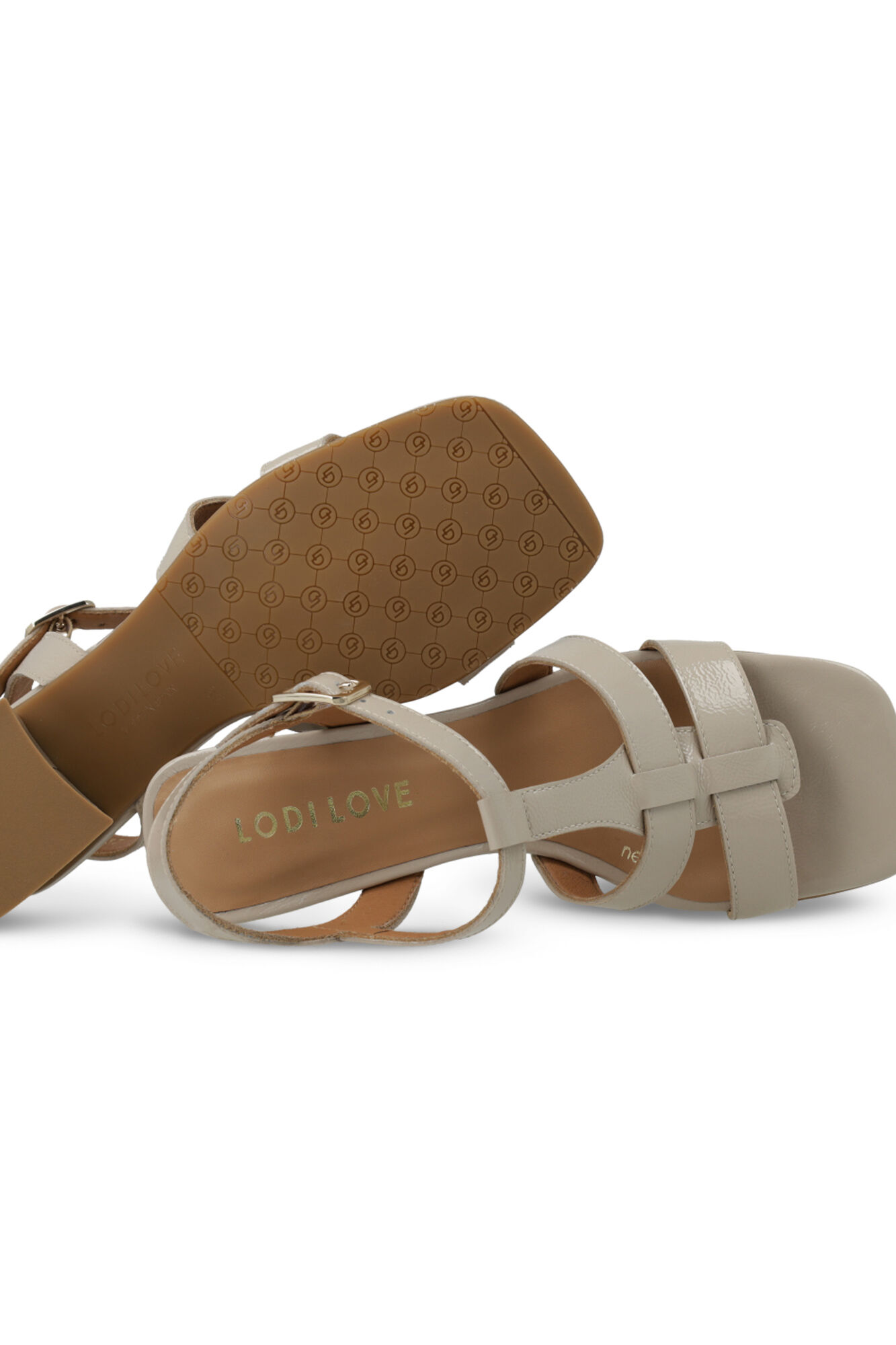 Lodi Sand&aacute;lia em pele efeito verniz Tostado