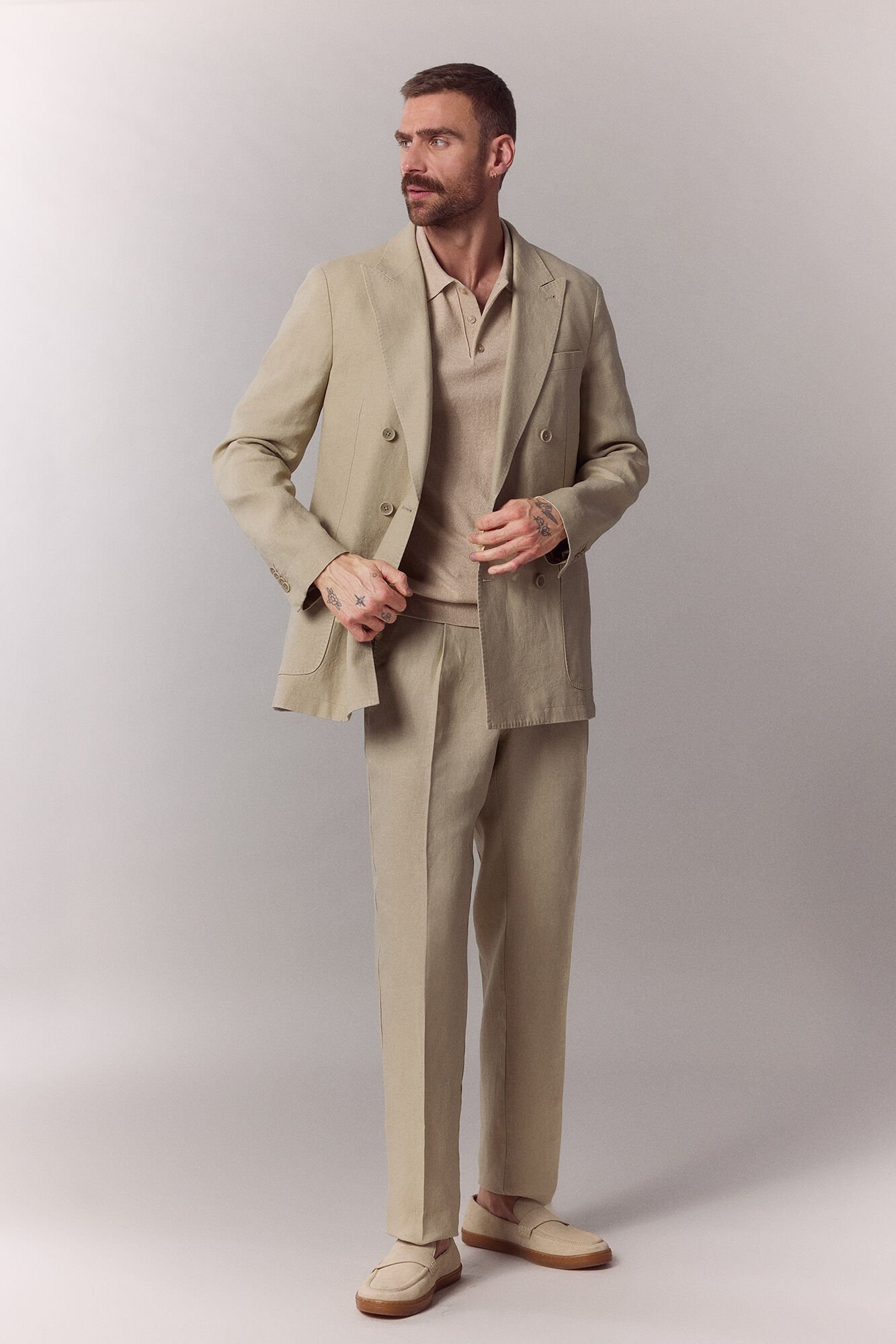 OOTO Cal&ccedil;a de fato coordenado em linho Tostado