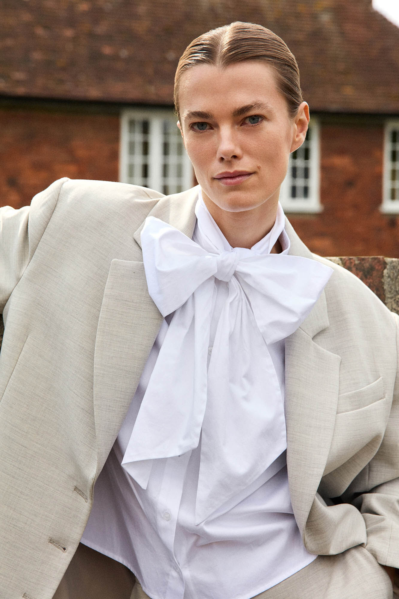 Cortefiel short sleeve shirt with a bow at the neck made from 100% organic cotton. White