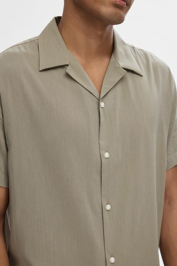 Cortefiel Camisa de manga corta confeccionada con tencel y algodón orgánico. Verde pistacho