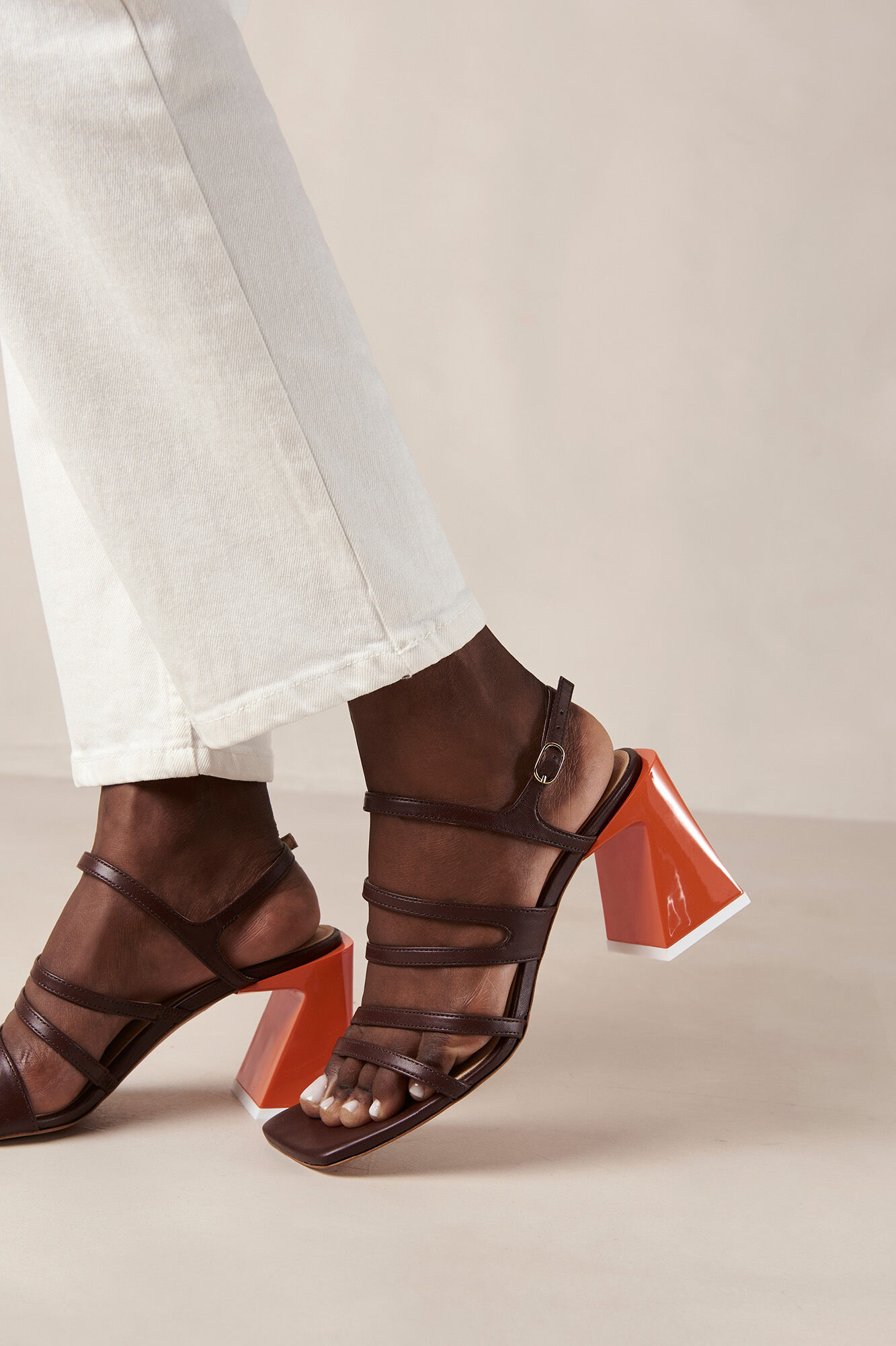 Alohas Sand&aacute;lias de pele castanhas Aubrey Castanho