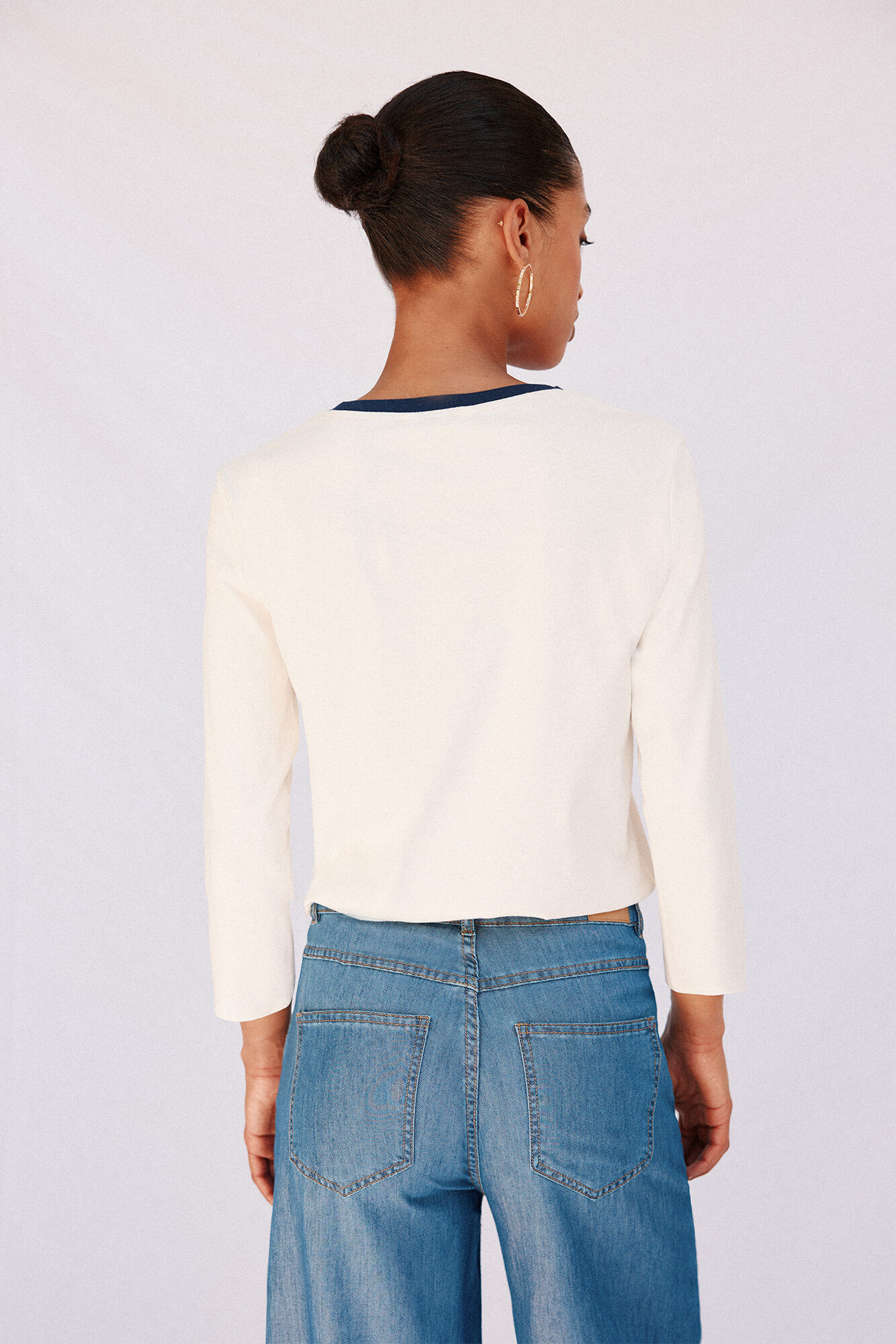 Cortefiel Camiseta b&aacute;sica botones dorados Marfil