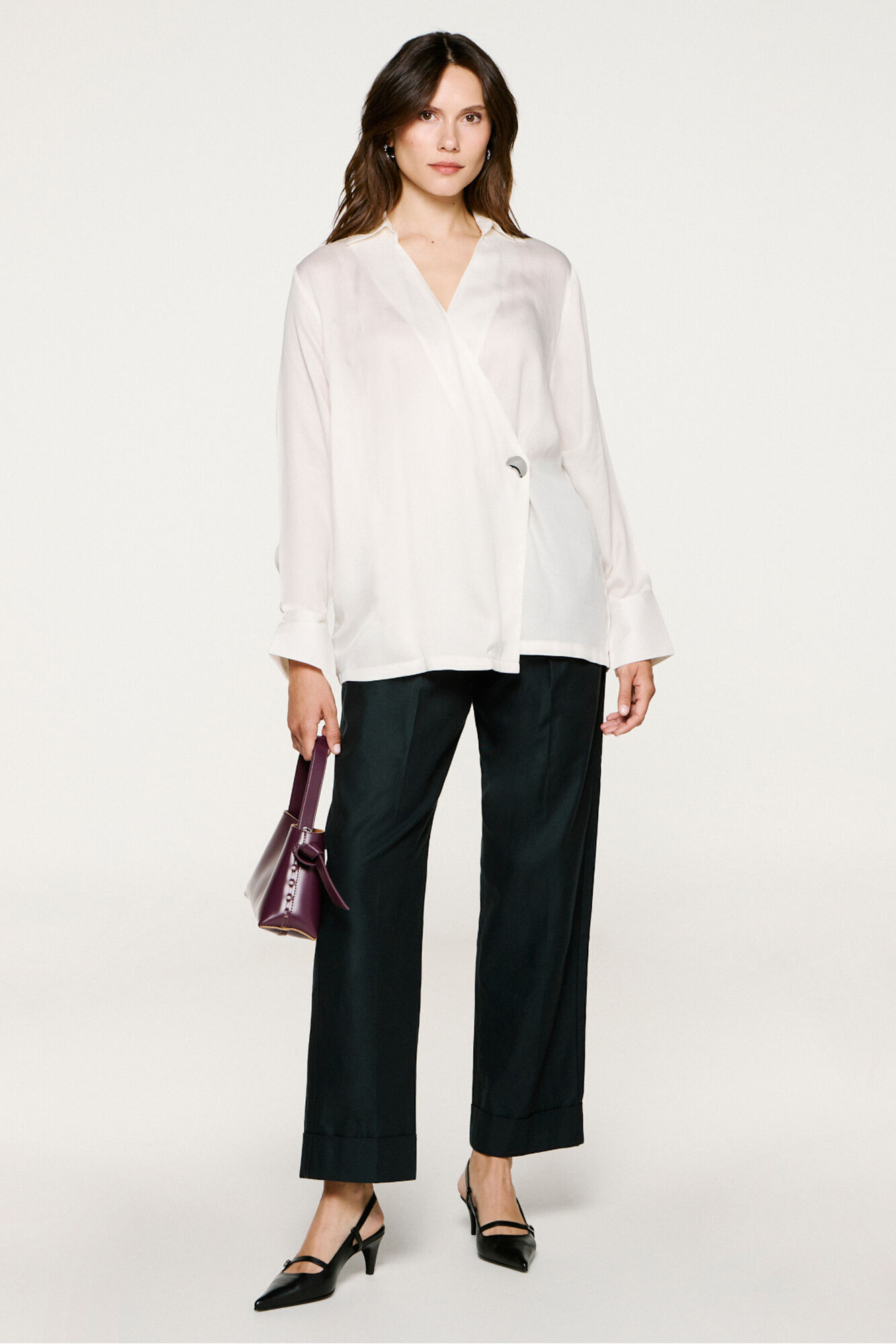 Selected Blusa gola V com detalhe met&aacute;lico 