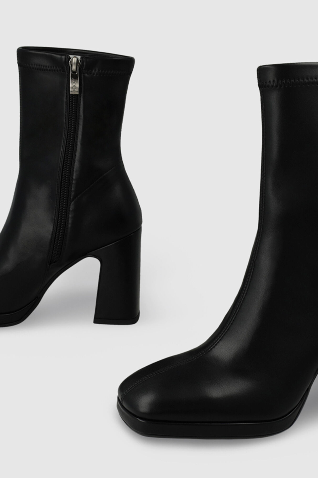 Lodi Botines en antelina con tac&oacute;n Negro