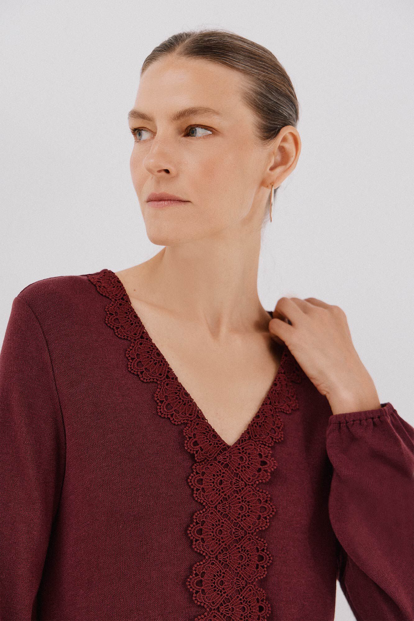 Cortefiel Top detalle puntilla escote Vino