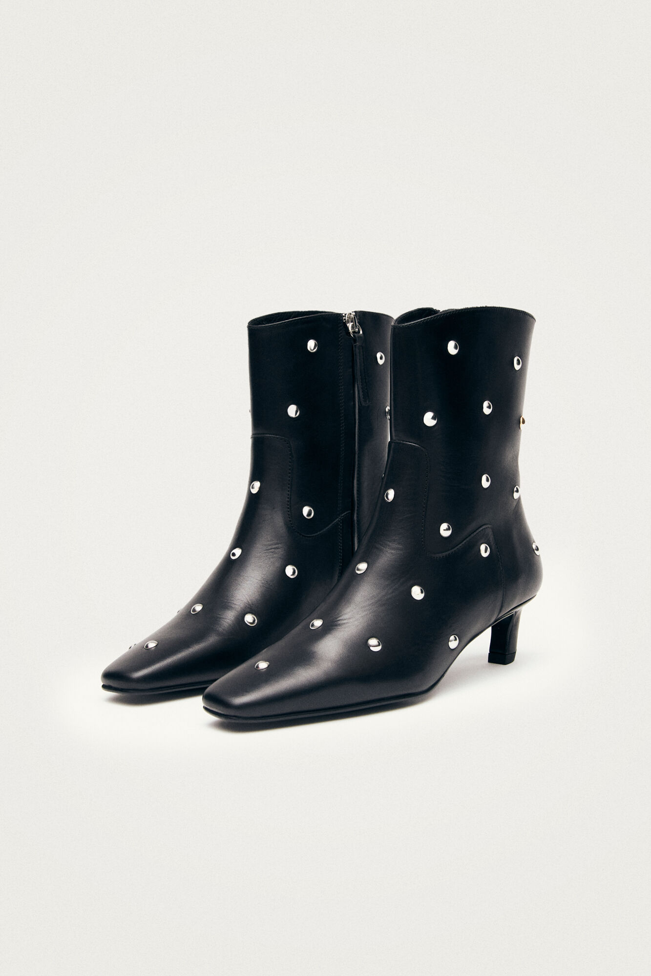 Alohas Botins de couro Nash Studs at&eacute; o tornozelo Preto