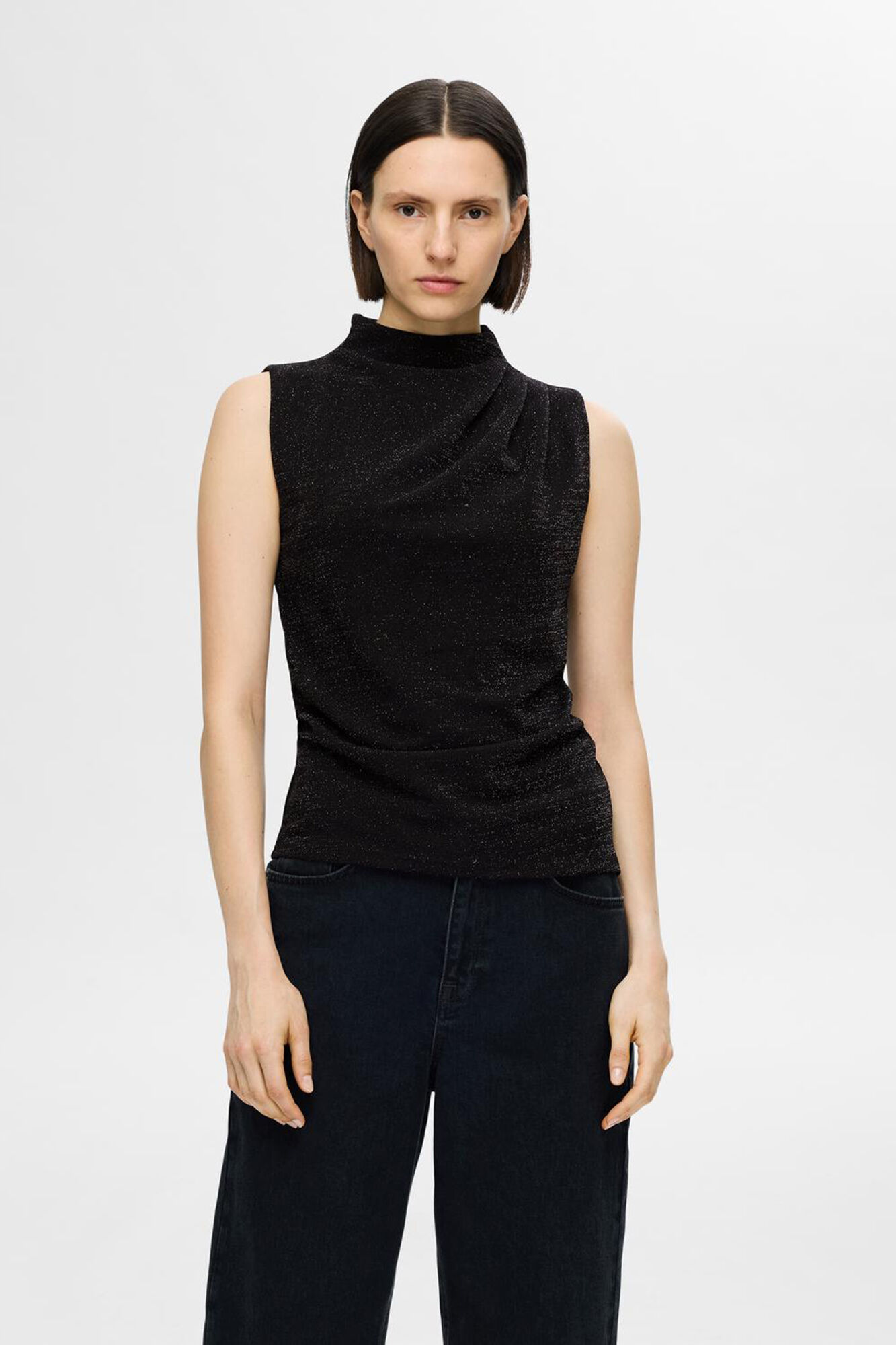 Selected Femme Top de tirantes y cuello alto con brillo. Slim Fit. Negro