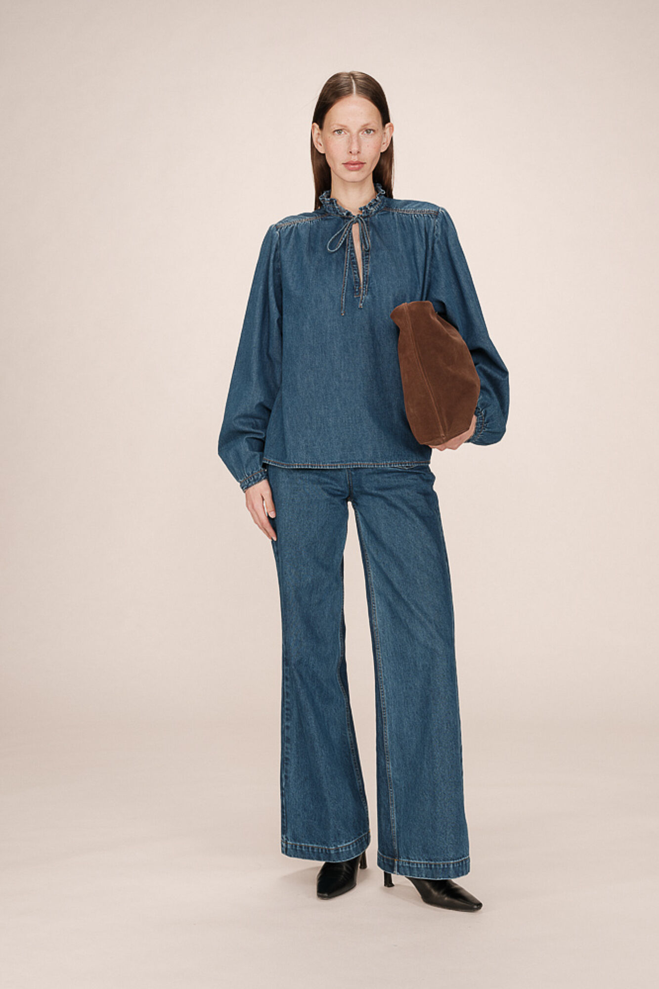 Grace & Mila Blusa jeans de manga longa com detalhe de folho e la&ccedil;o no gola