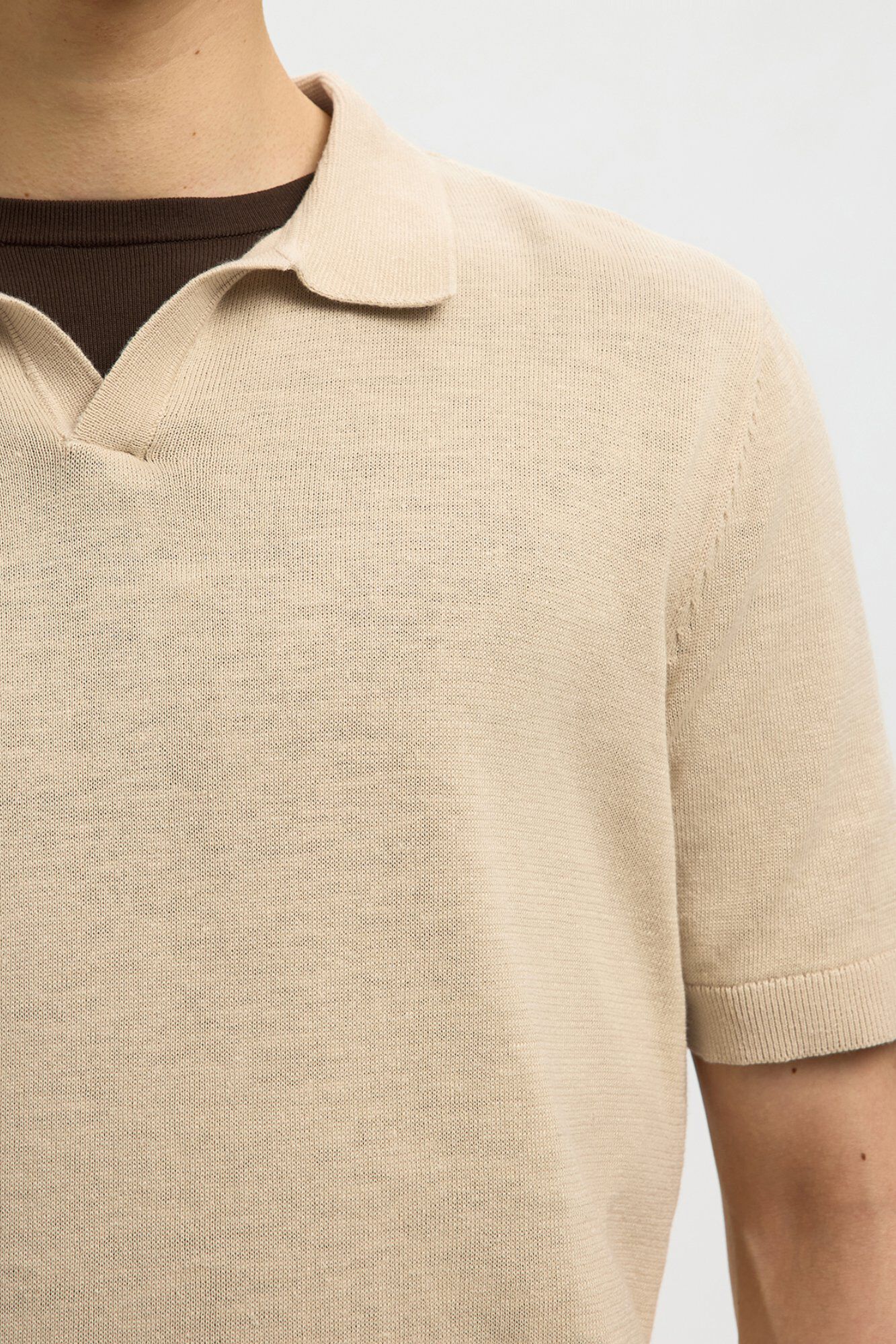 Selected Polo de malha com gola aberta Tostado