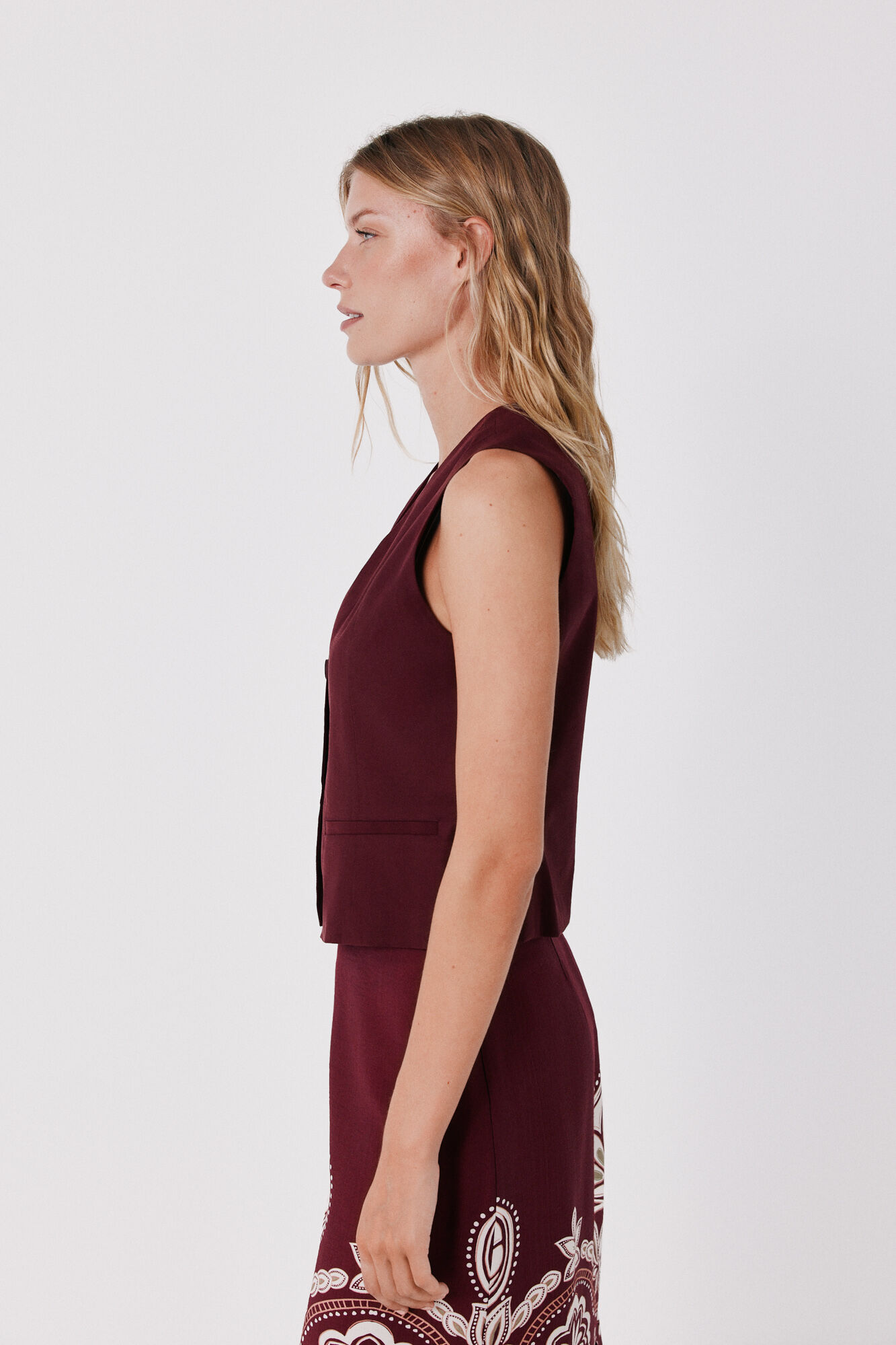 Cortefiel V-neck sleeveless gilet Maroon