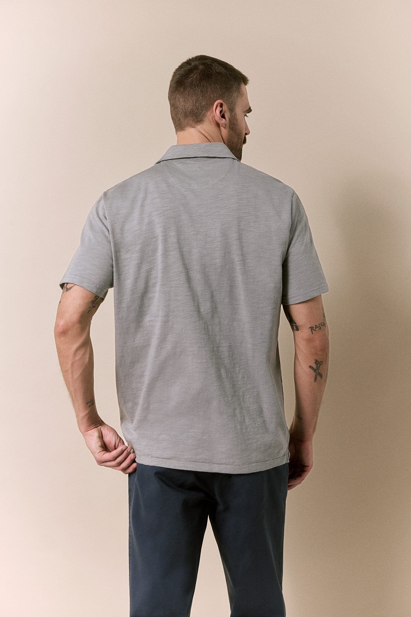 OOTO Polo lavado bordado avi&oacute;n Gris