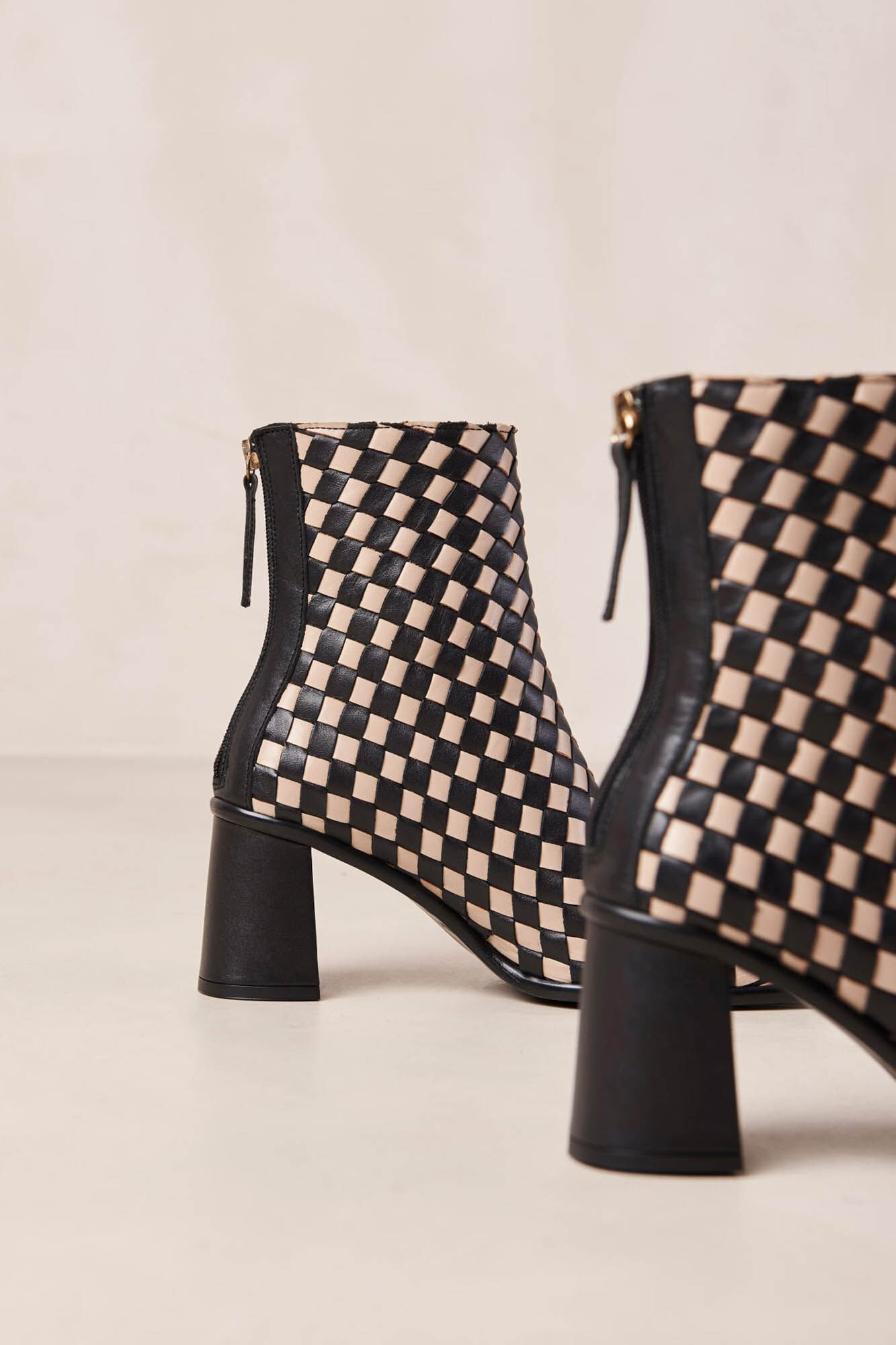 Alohas Botins entran&ccedil;ados preto e bege West Tostado