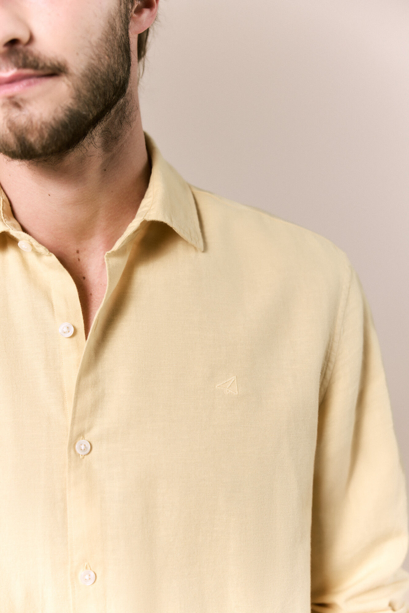 OOTO Camisa manga comprida em algod&atilde;o e linho Dourado