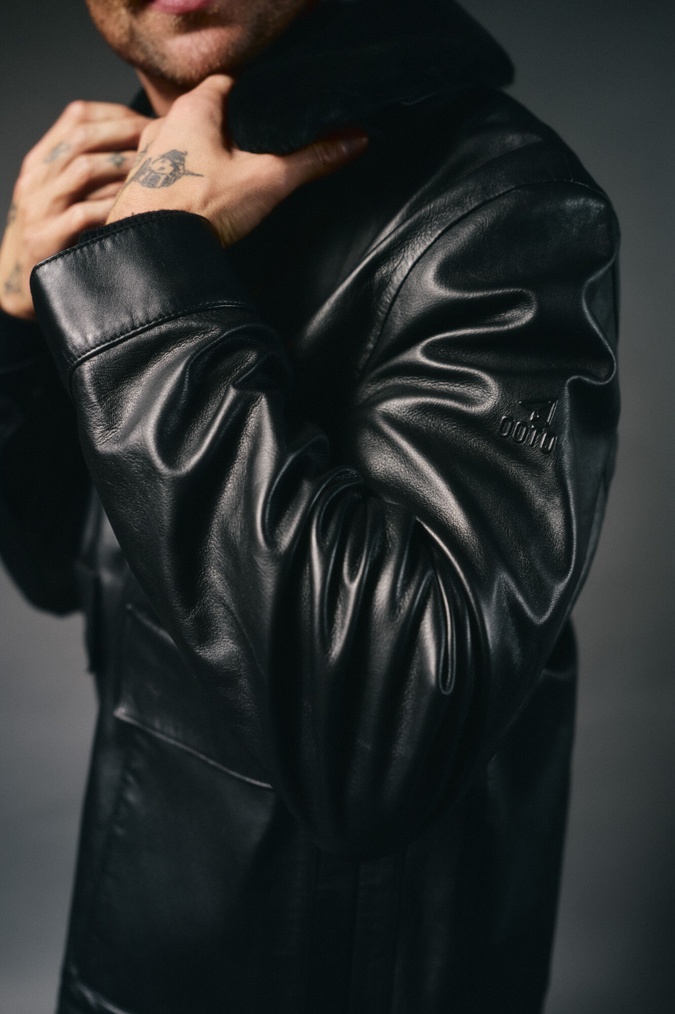 OOTO Blus&atilde;o pele gola camiseira Preto