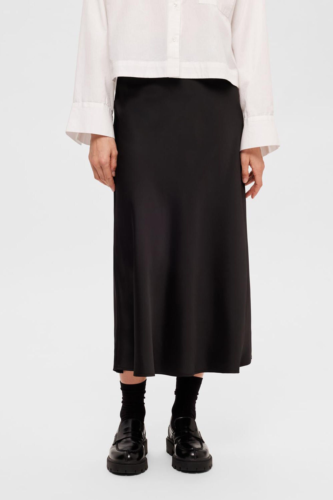 Selected Saia midi fluida confecionada com materiais reciclados. Preto