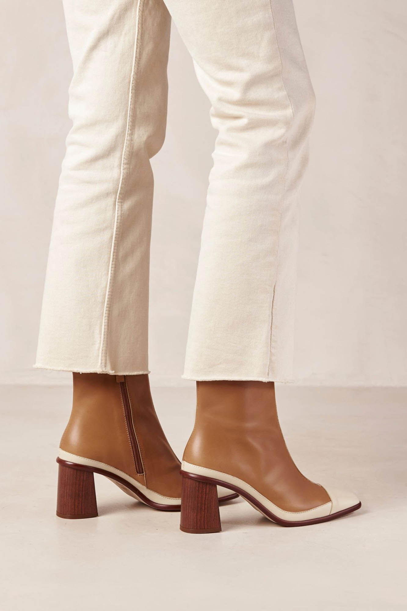 Alohas Botines West Retro color crema y camello Beige