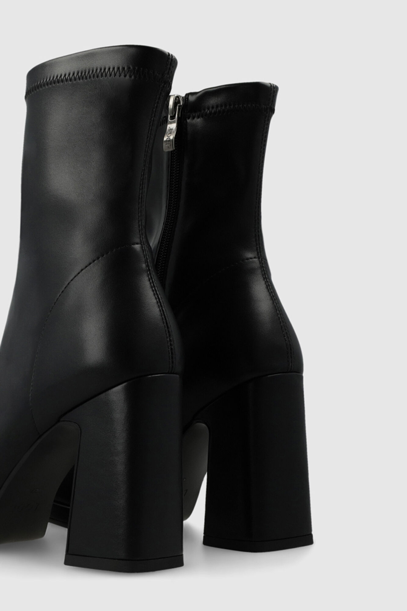 Lodi Botines en antelina con tac&oacute;n Negro