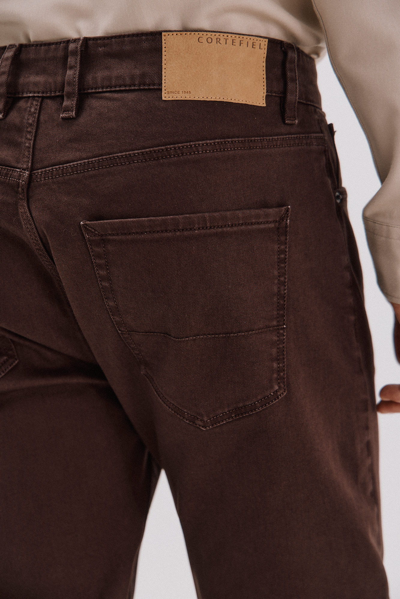 Cortefiel Pantal&oacute;n 5 bolsillos color regular fit Marr&oacute;n oscuro