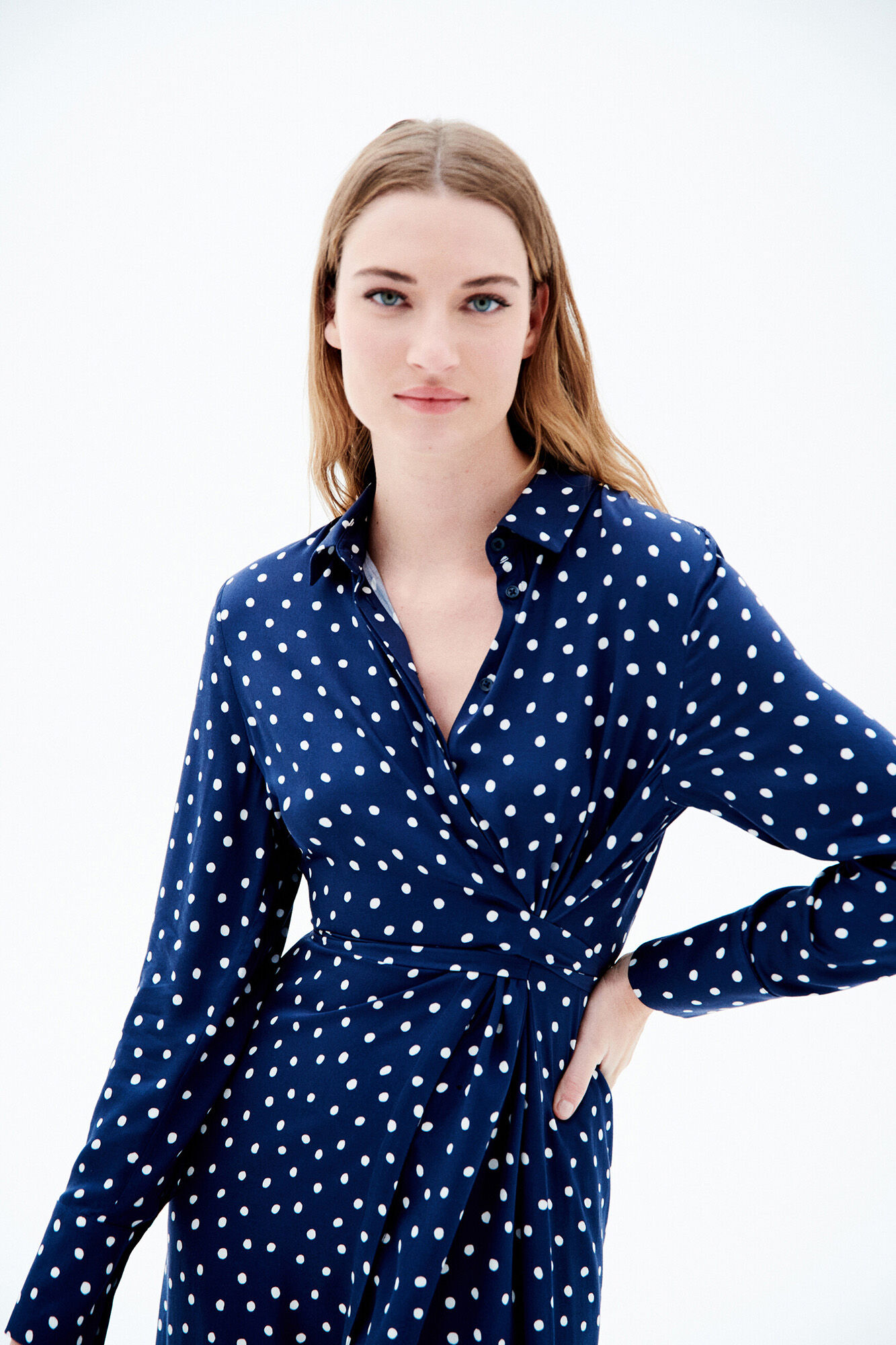 Caroll Vestido midi fluido cuello pico y cintur&oacute;n Azul marino