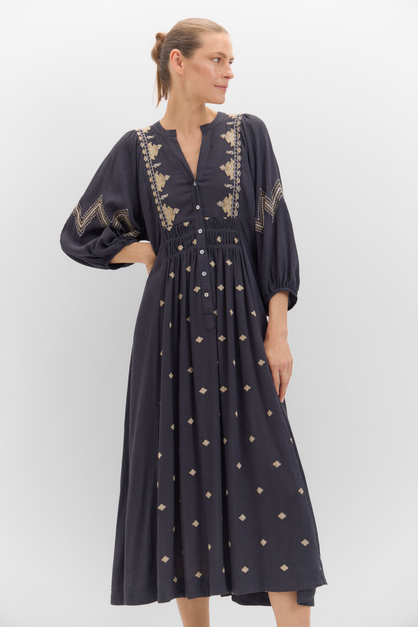 Cortefiel Vestido midi bordado Cinzento