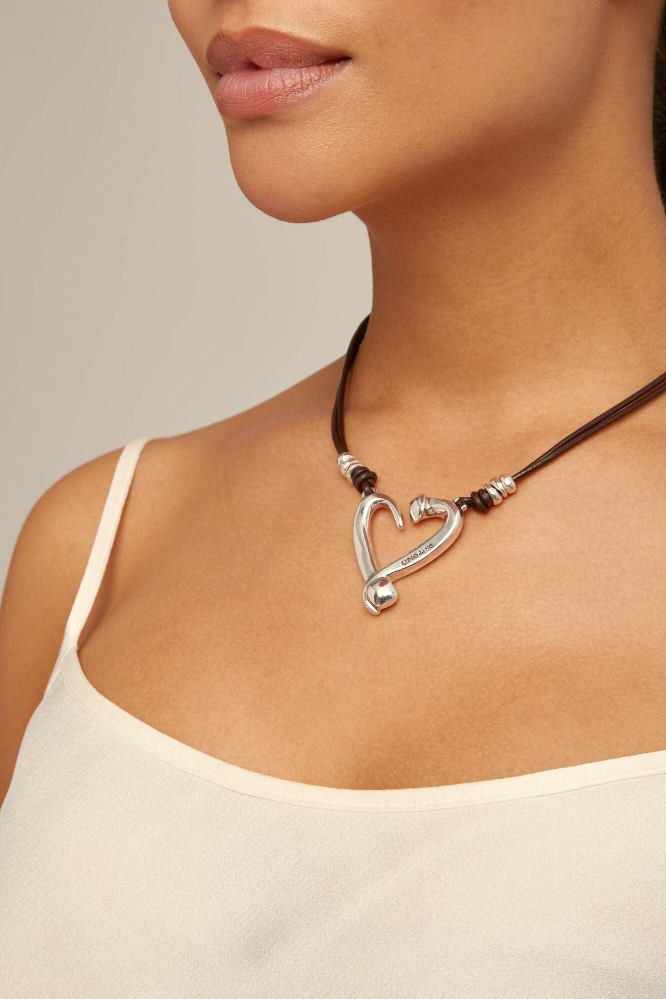 UNOde50 Collar cuero coraz&oacute;n ba&ntilde;o plata