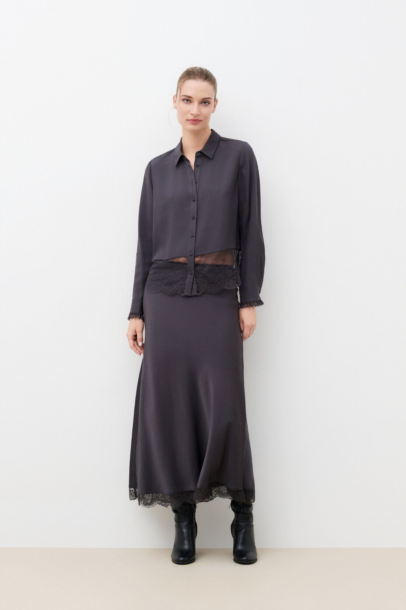 Caroll Blusa acetinada com renda