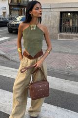 The Code Bolsa a tiracolo Charlotte em pele e tachas Castanho