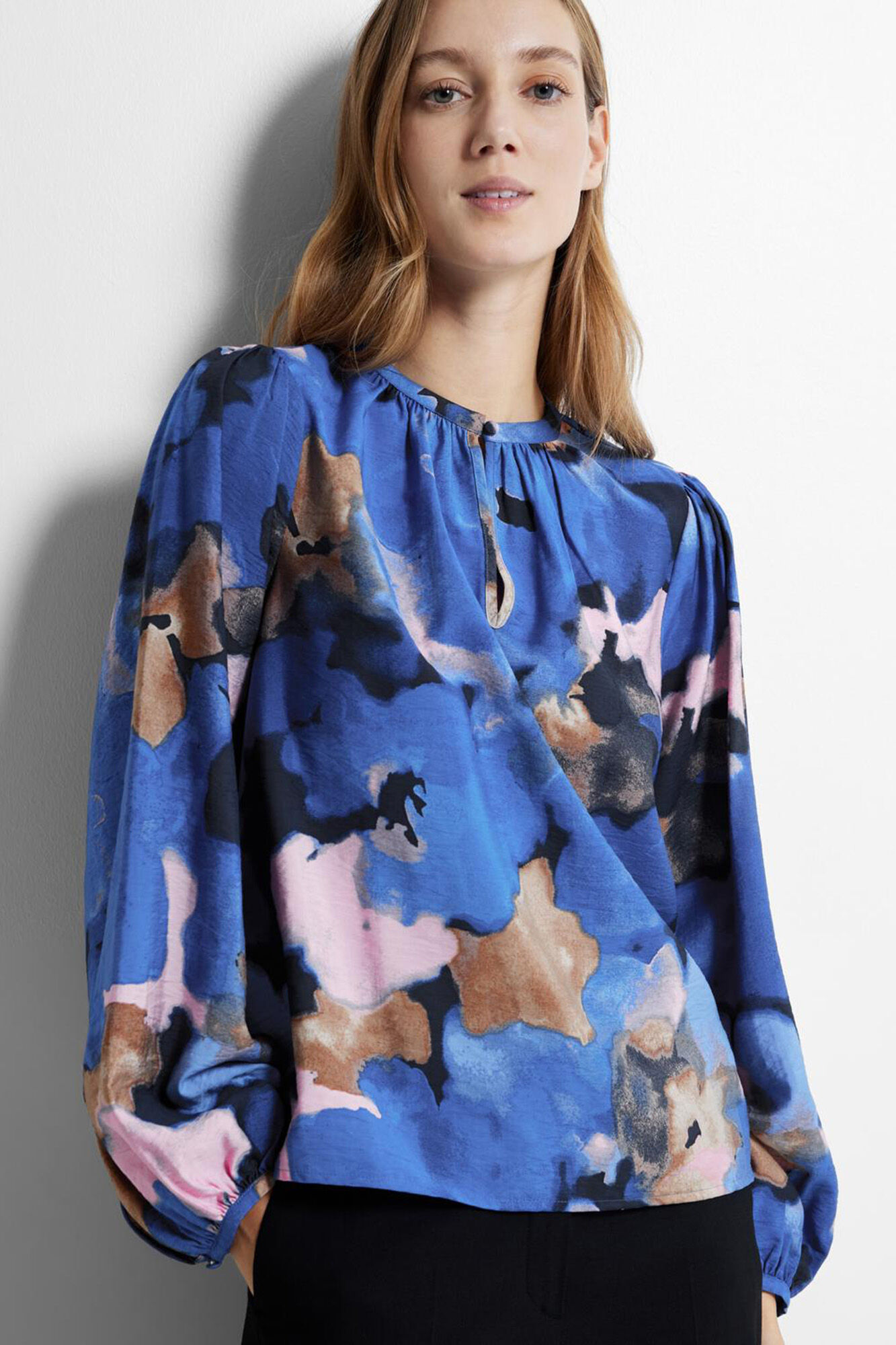 Selected Femme Blusa estampada de manga comprida confecionada com Lenzing Ecovero Azul