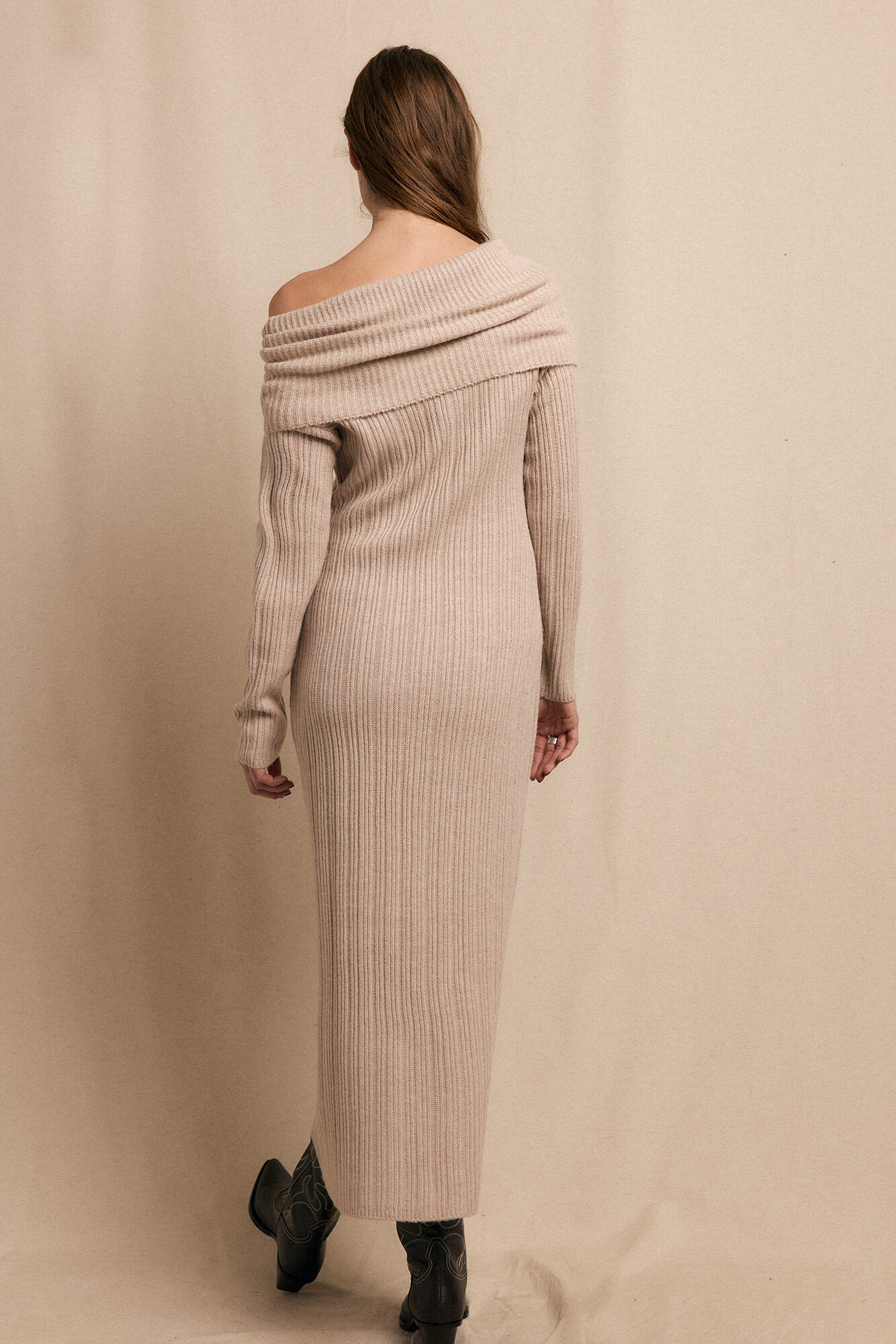 Slowlove Vestido de malha com gola larga Tostado