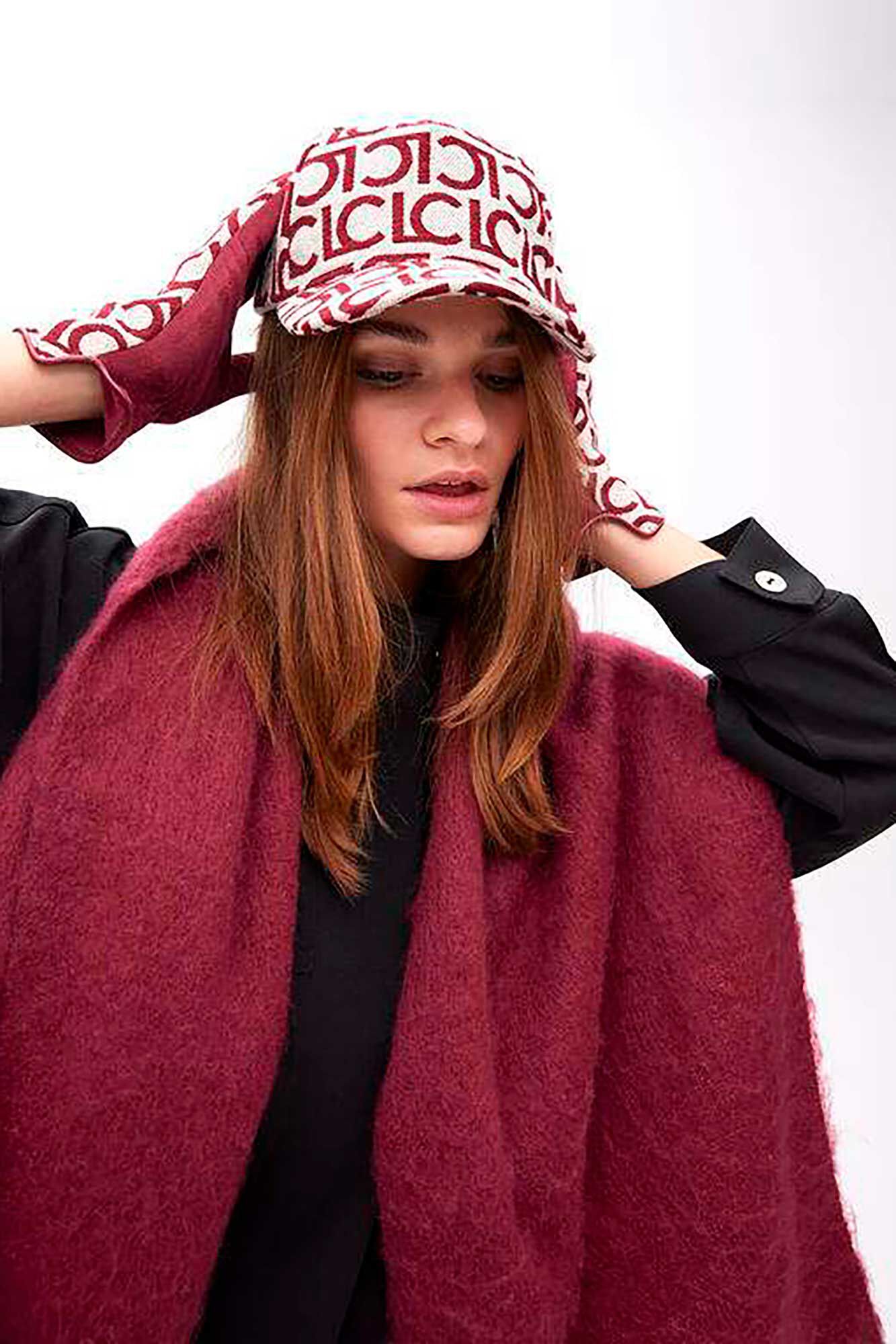 Lola Casademunt Viseira com logotipo