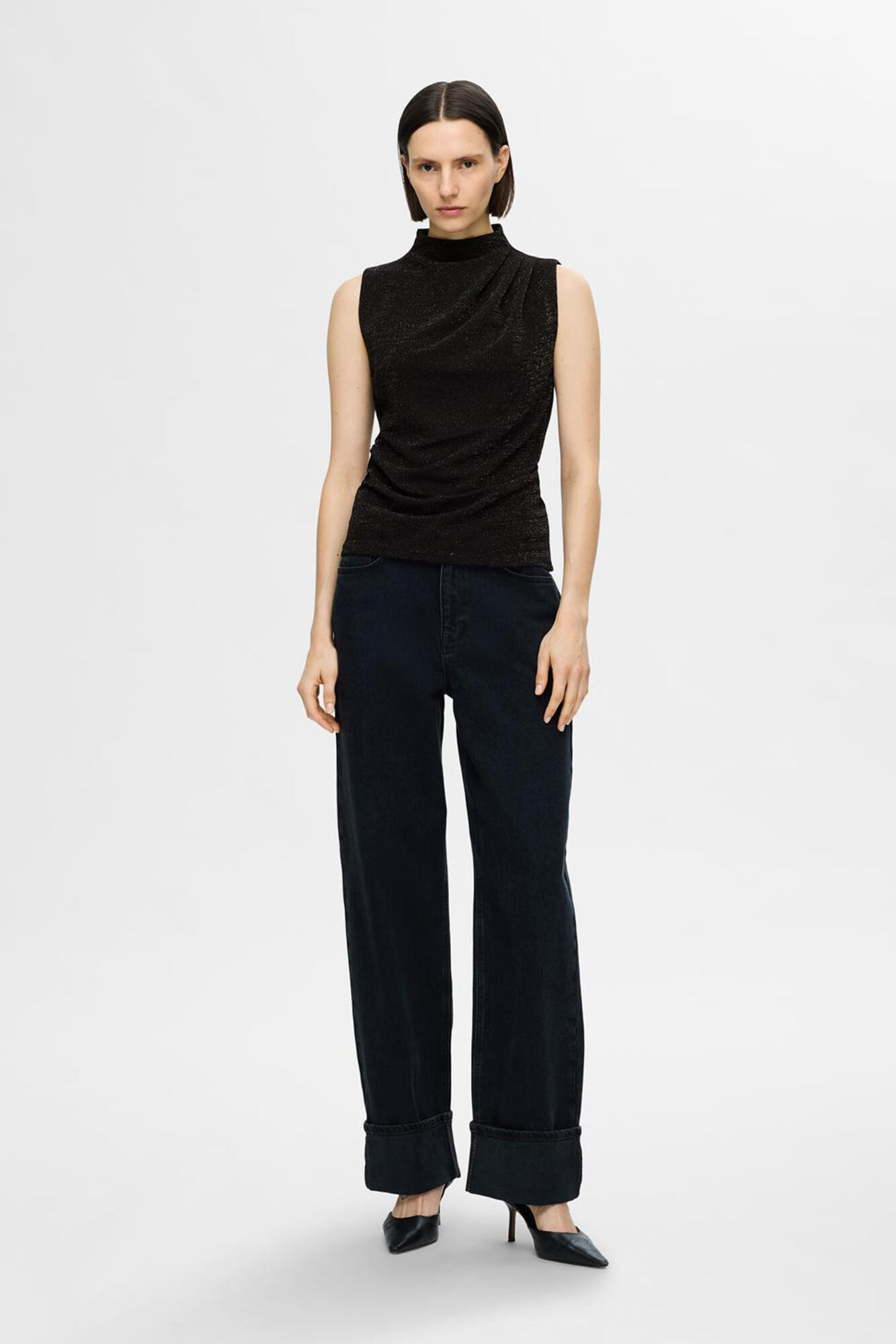 Selected Femme Top de tirantes y cuello alto con brillo. Slim Fit. Negro