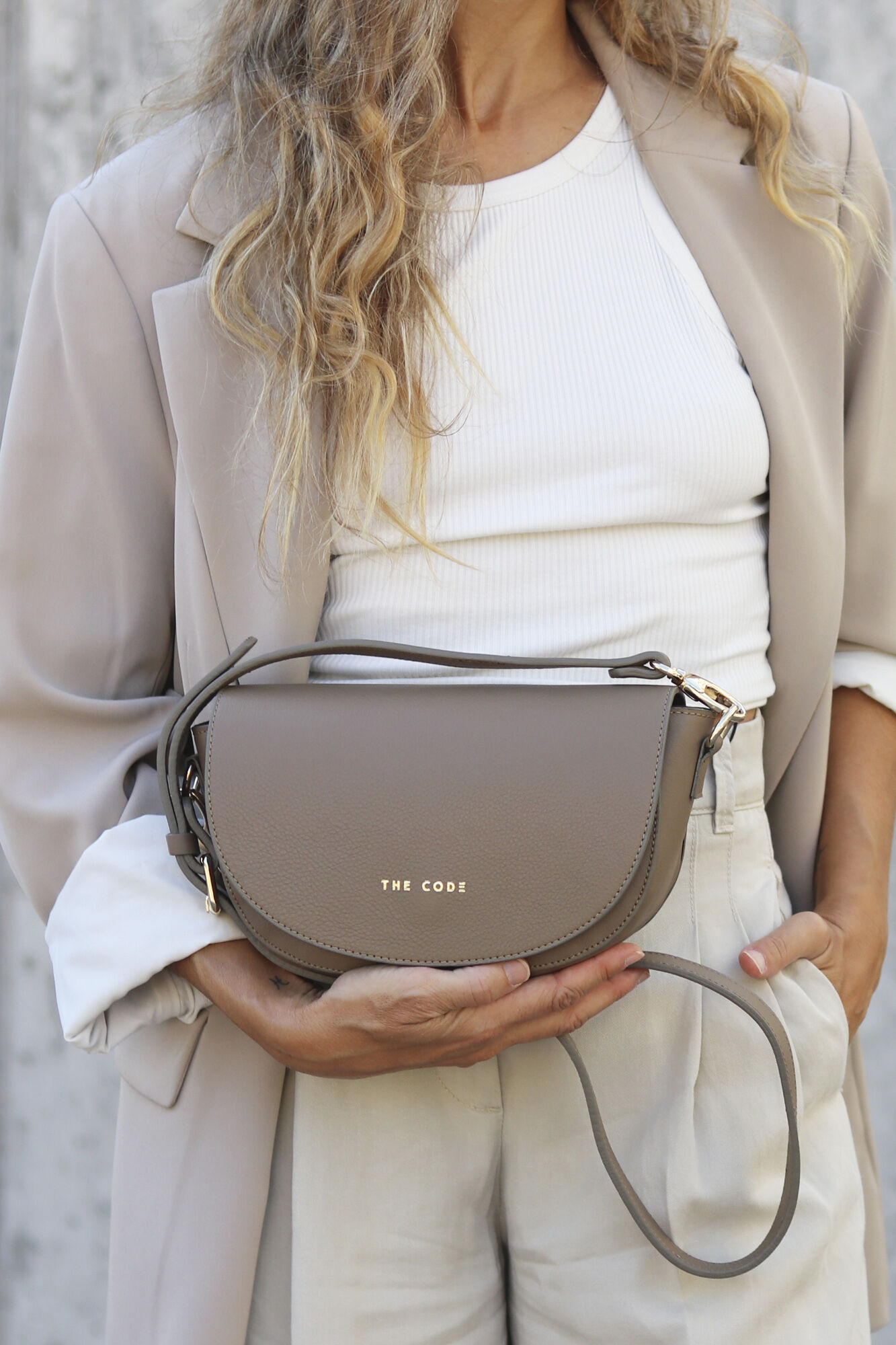 The Code Bolsa Alma em pele taupe  Tostado