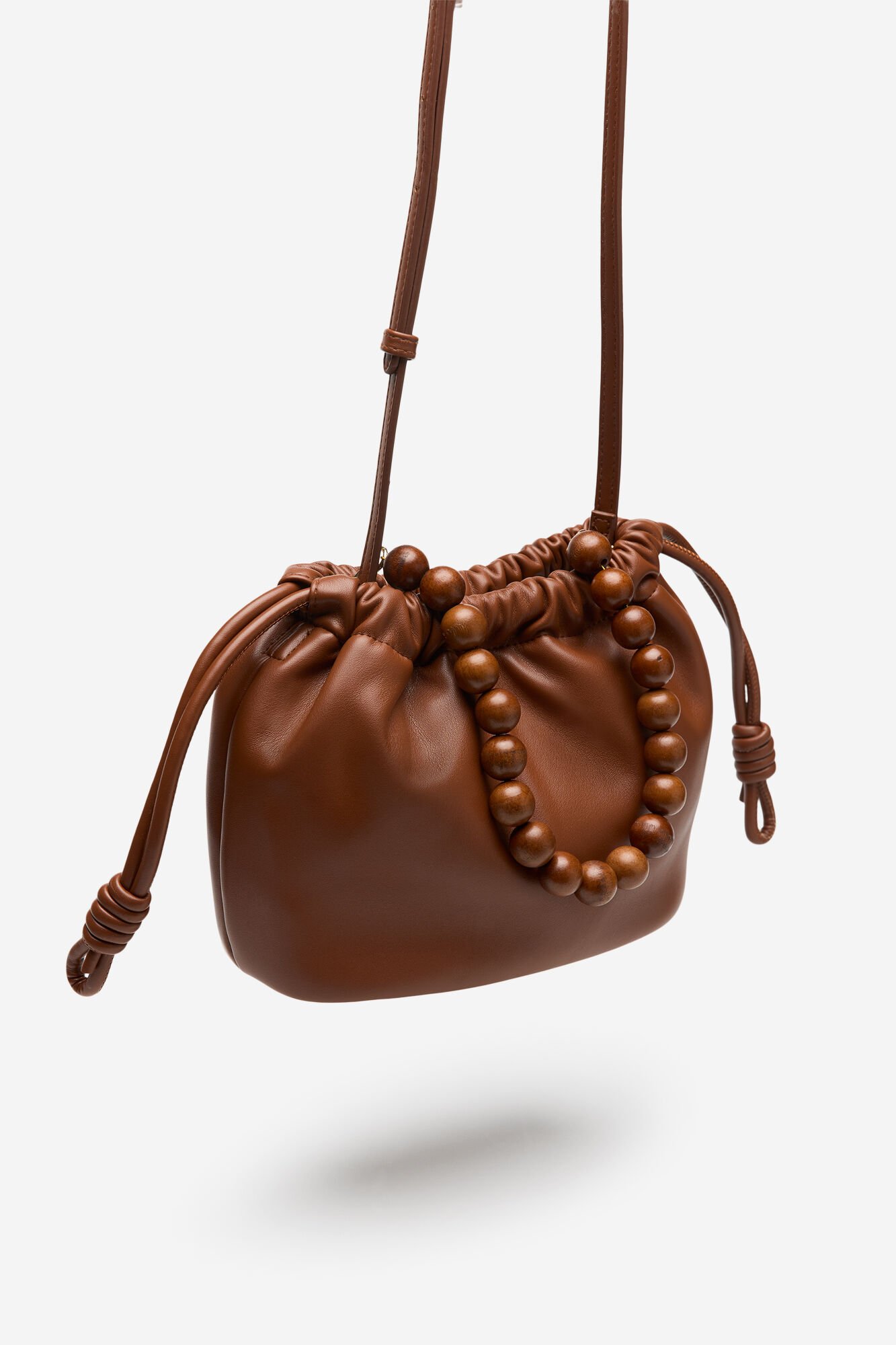 Cortefiel Bolso fruncido asa bolas madera Marr&oacute;n