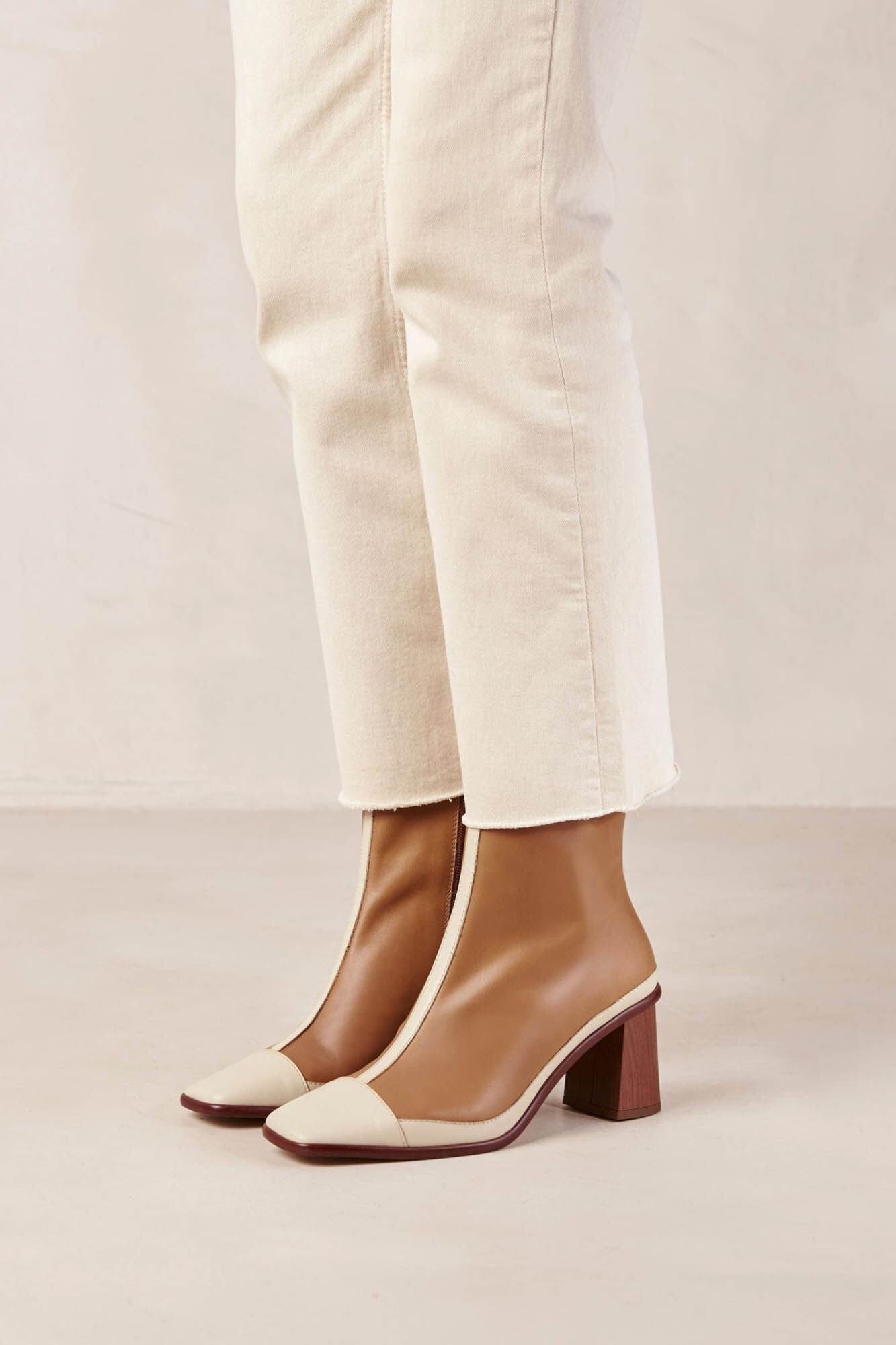 Alohas Botines West Retro color crema y camello Beige