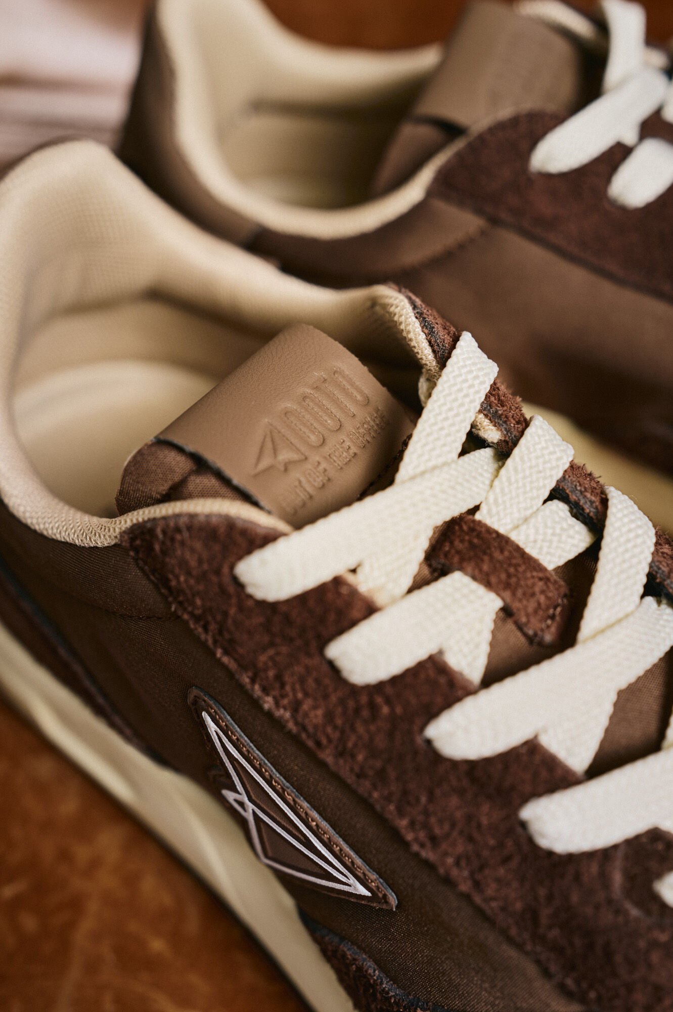 OOTO T&ecirc;nis de pele e tecido Castanho