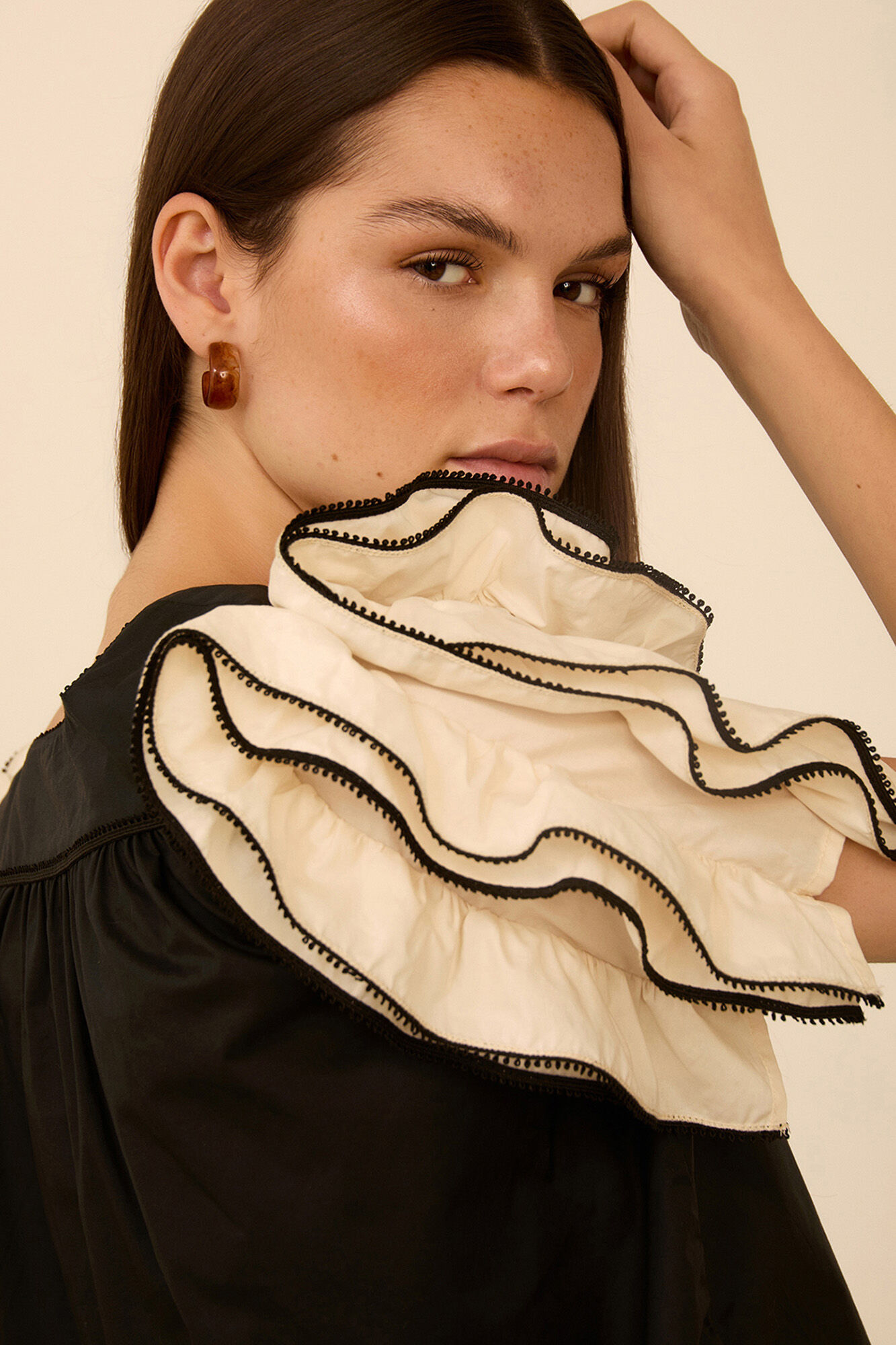 Meisie Blusa de manga curta com folhos Preto