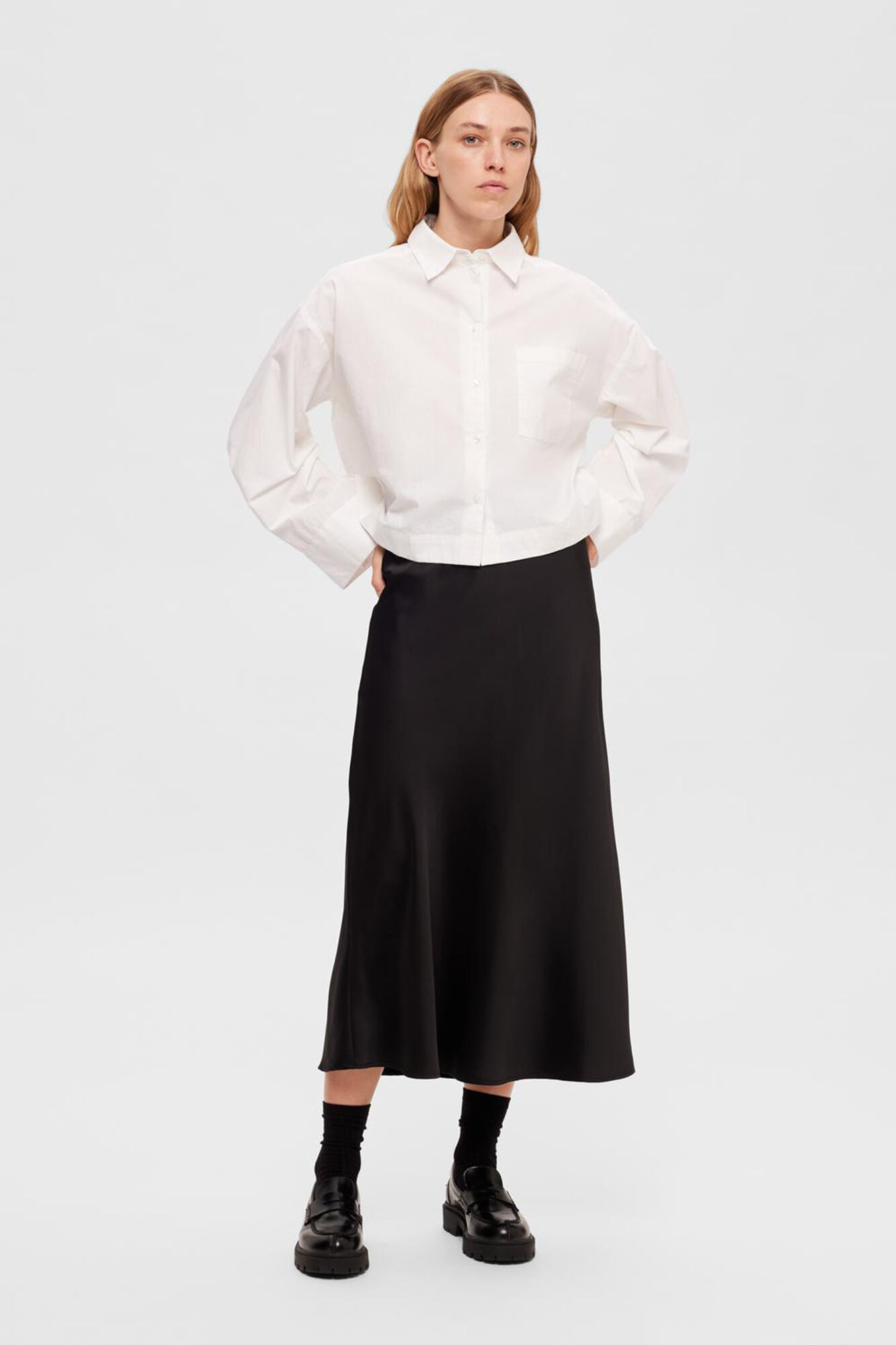 Selected Saia midi fluida confecionada com materiais reciclados.