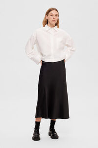 Selected Saia midi fluida confecionada com materiais reciclados.