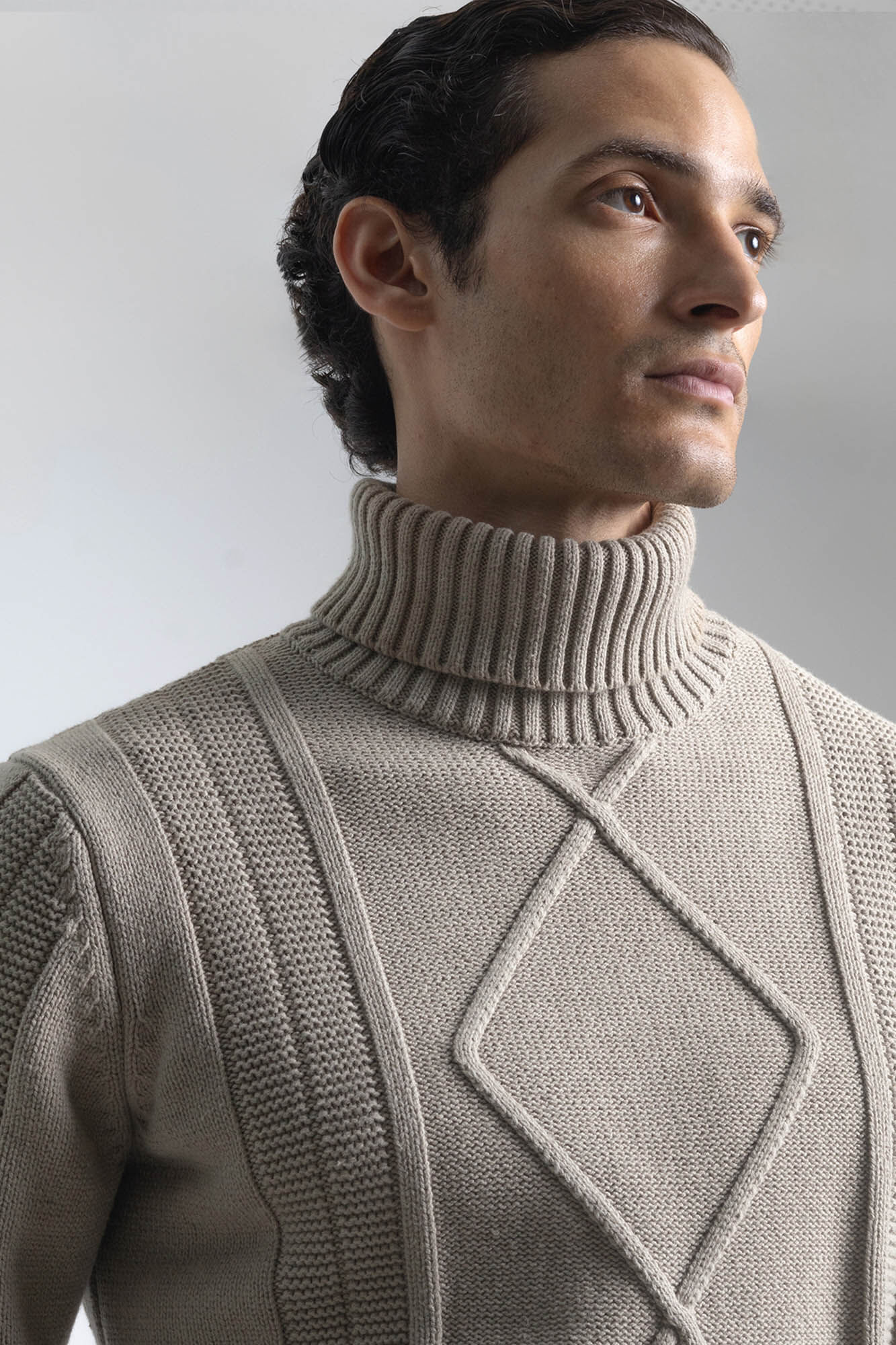 PuroEGO Su&eacute;ter Aran de gola alta Castanho