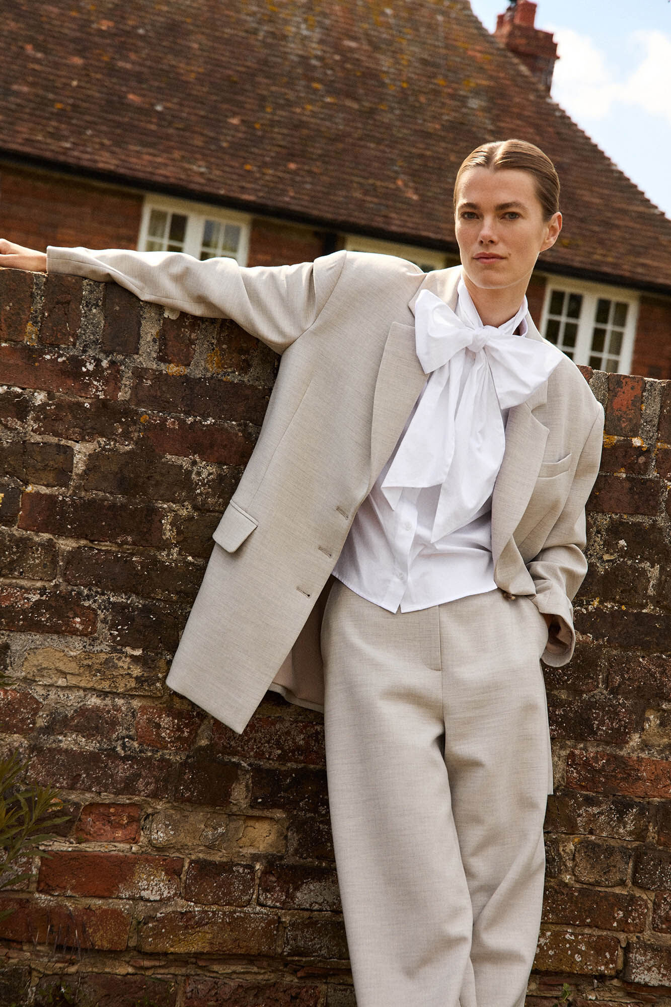 Cortefiel short sleeve shirt with a bow at the neck made from 100% organic cotton. White