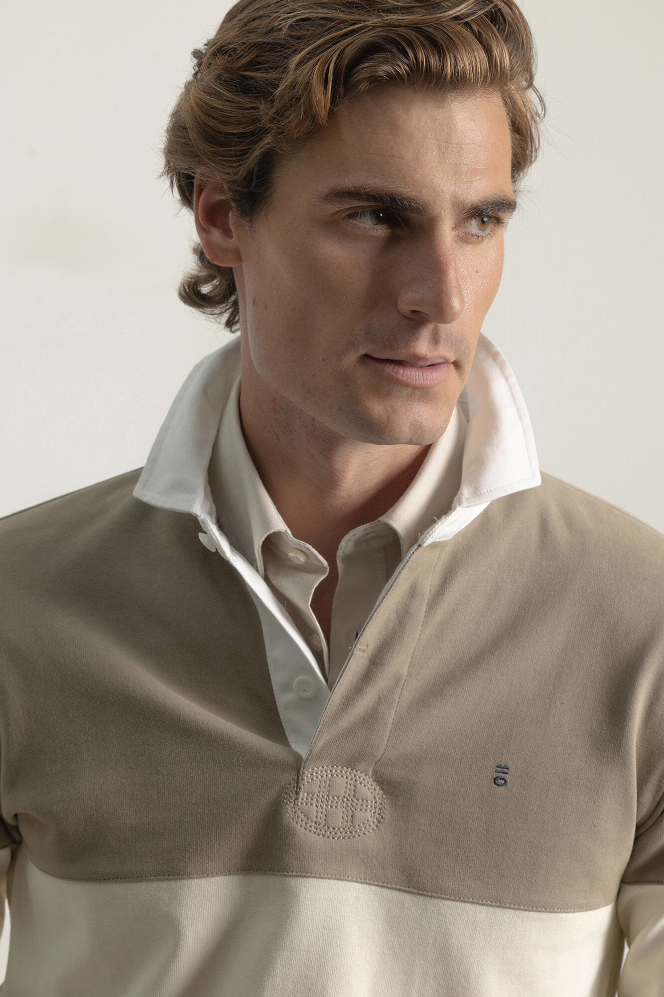 PuroEGO Polo com listras largas contrastantes em pedra Castanho