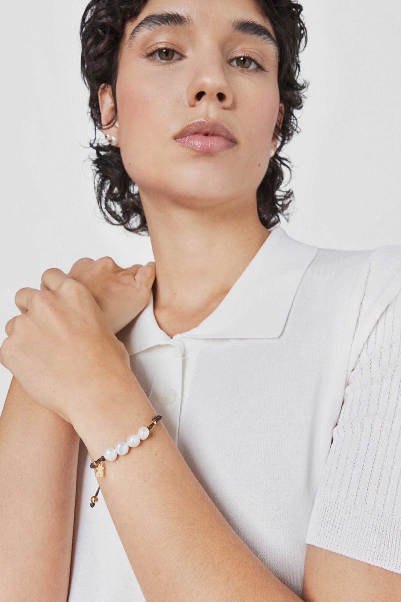Tous Pulsera con ba&ntilde;o de oro 18 kt sobre plata y perlas cultivadas TOUS Nudos Blanco