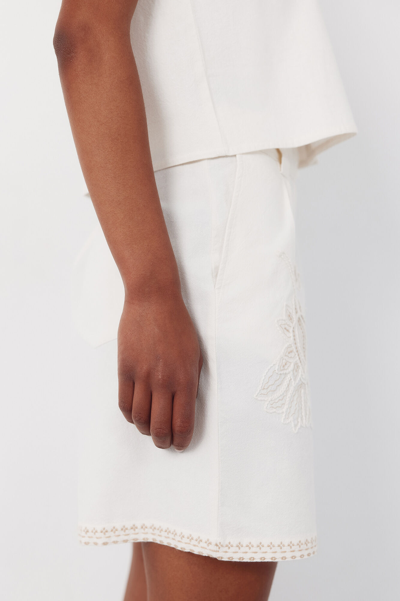 Cortefiel Bermudas bordadas Branco