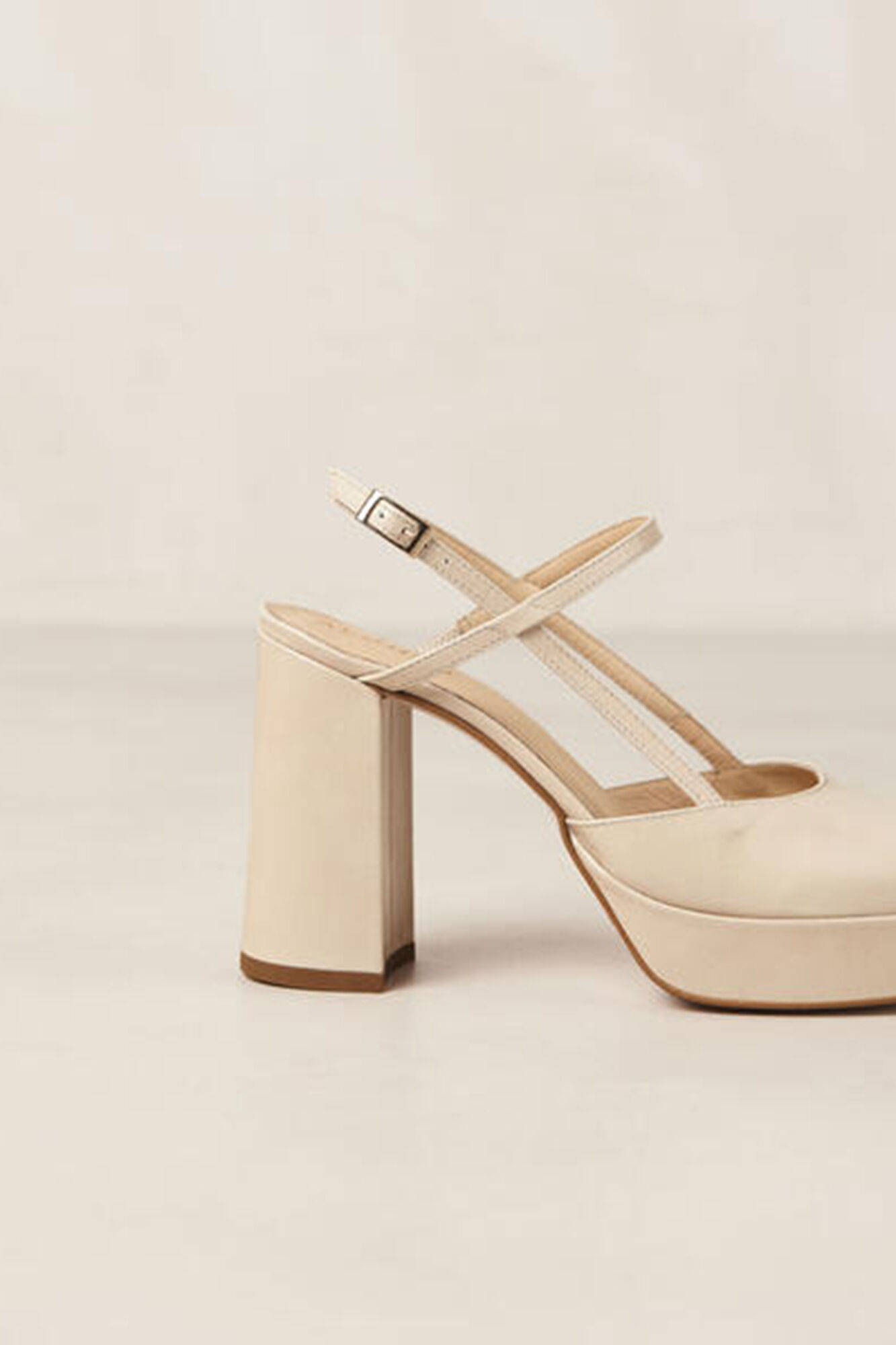 Alohas Zapatos de sal&oacute;n Louella Onix en piel color crema Beige