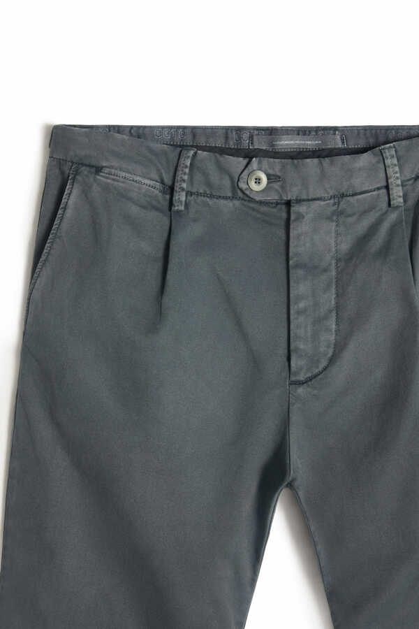 Pantalón chino con ajustador lateral | Pantalones de hombre | Pedro del ...