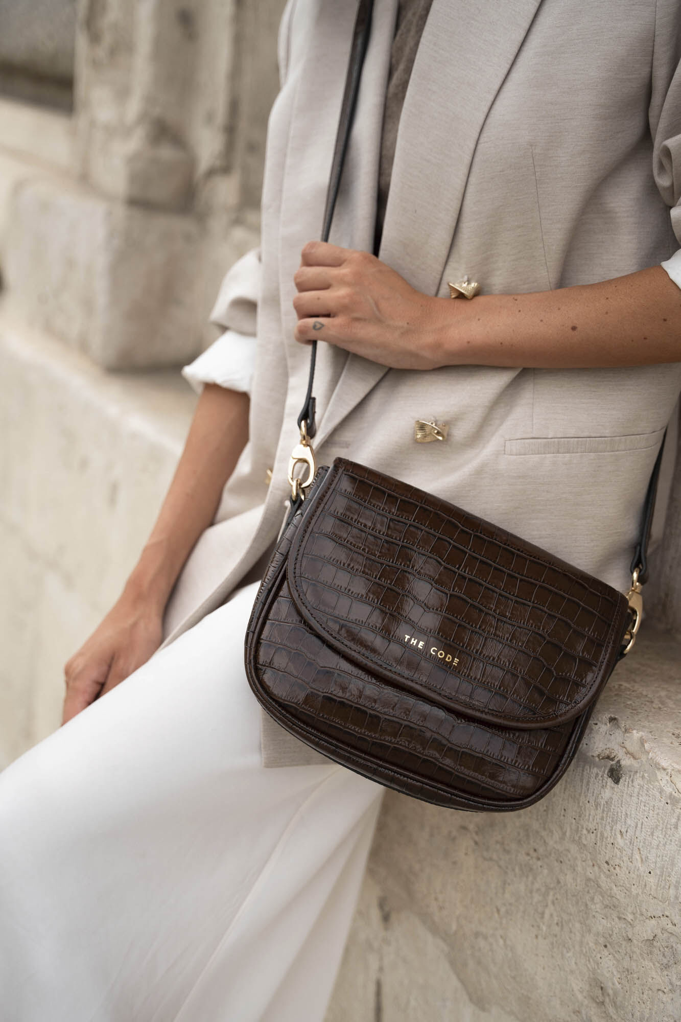 The Code Bolsa tiracolo Claudia chocolate Castanho