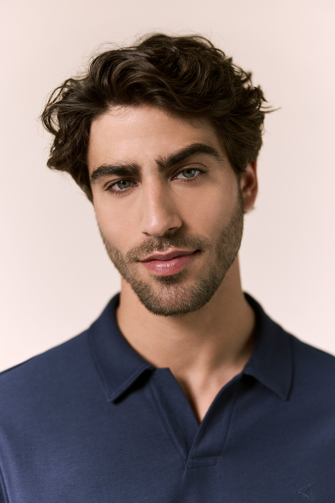 OOTO Polo piqu&eacute; gola em V Azul