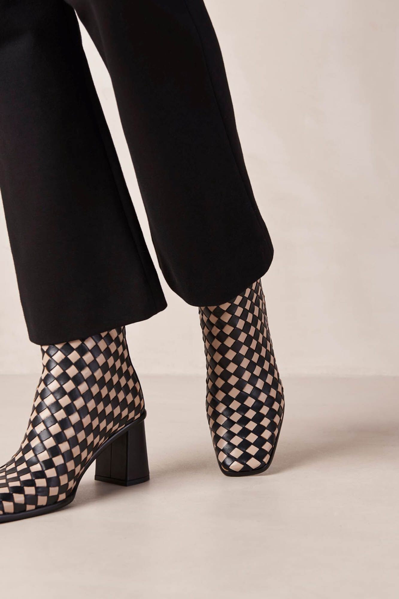 Alohas Botins entran&ccedil;ados preto e bege West Tostado