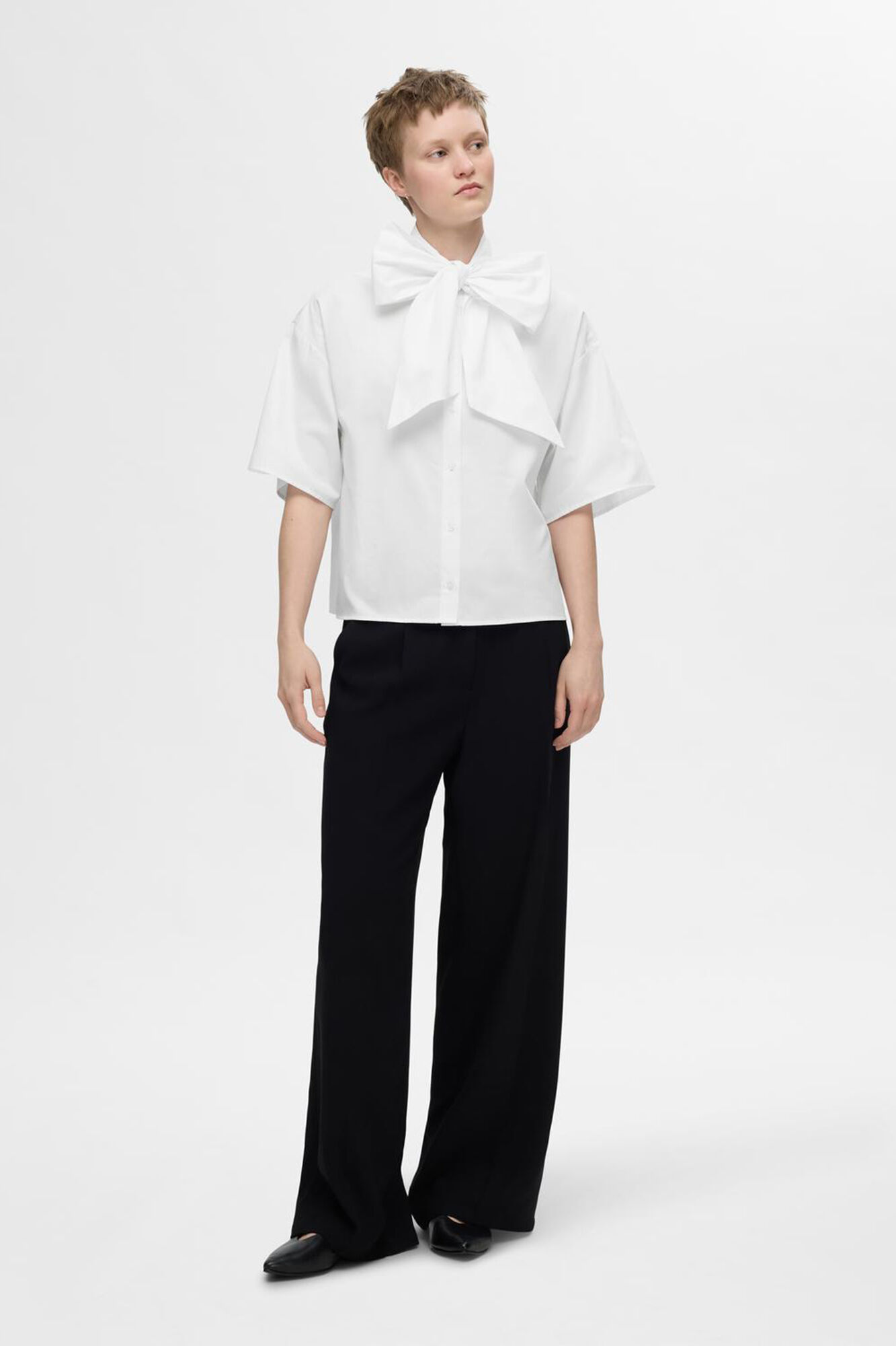 Cortefiel short sleeve shirt with a bow at the neck made from 100% organic cotton. White
