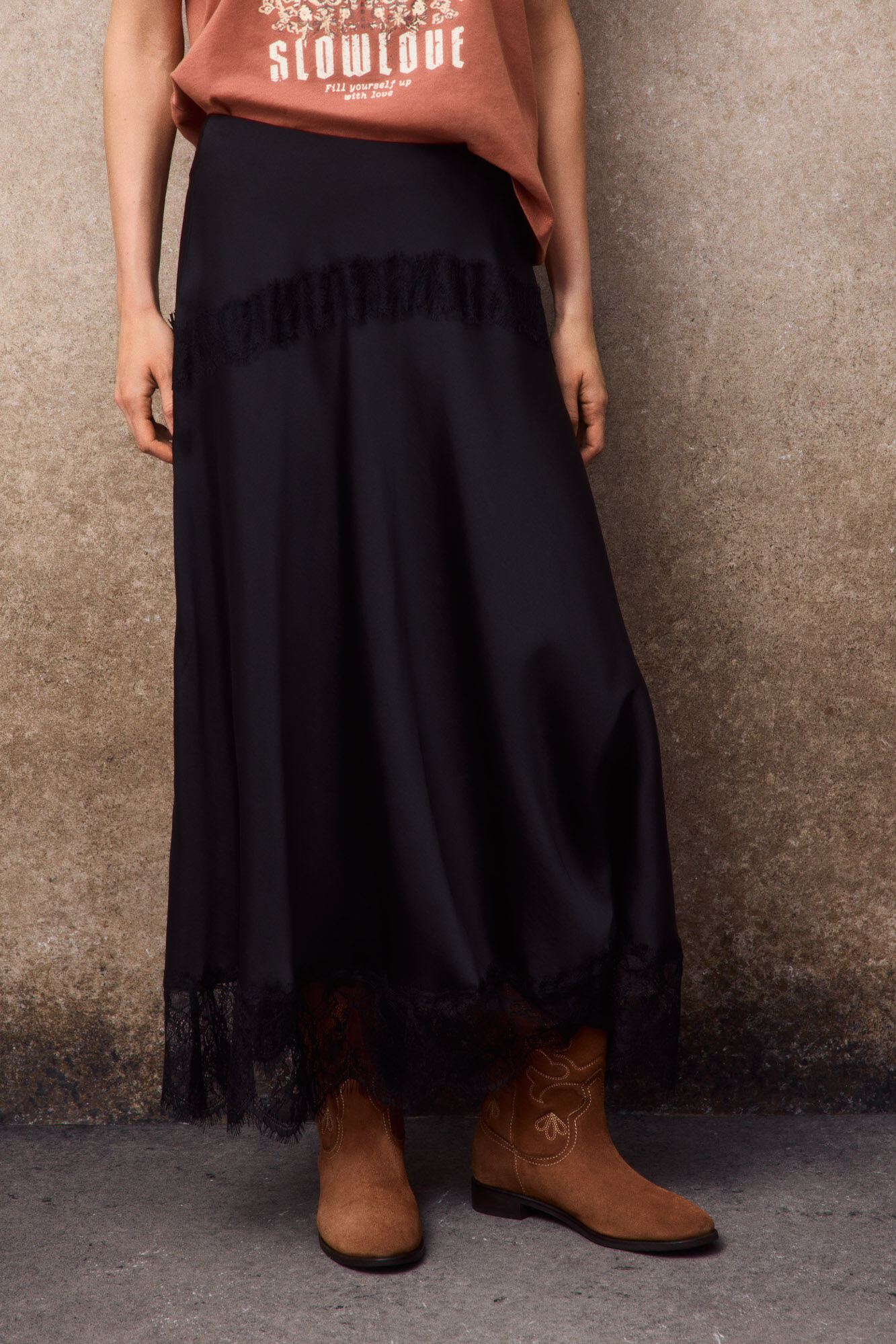 Slowlove Saia midi em cetim e renda